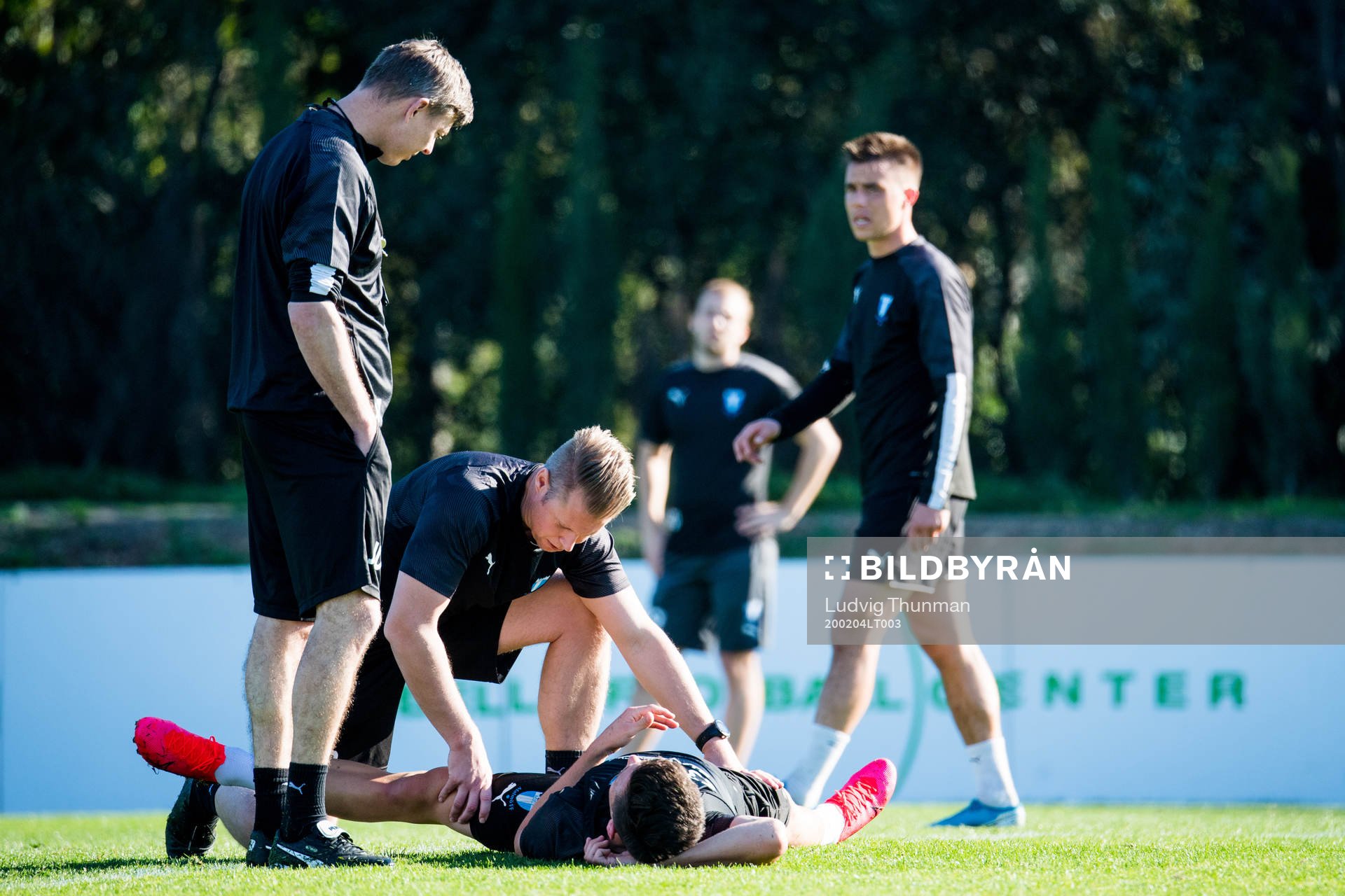 Fysioterapeut Jesper Robertsson, tränare Jon Dahl Tomasson
