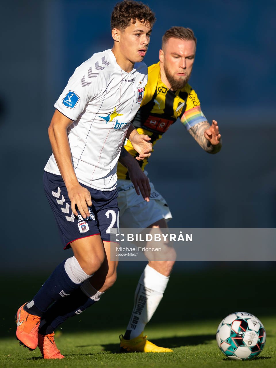 Zach Duncan of Aarhus and Alexander Faltsetas of Häcken