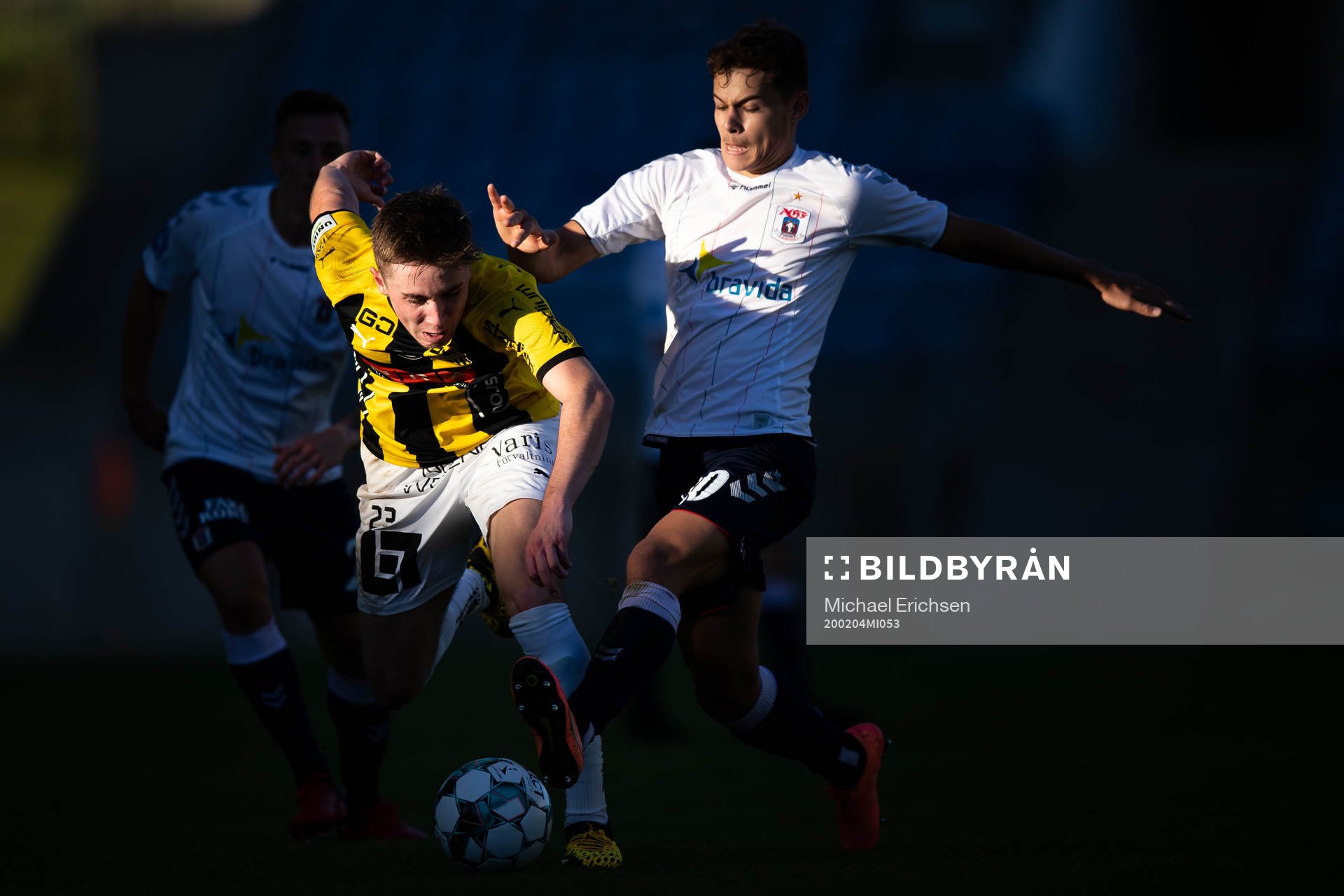 Patrik Wålemark  of Häcken and Zach Duncan of Aarhus