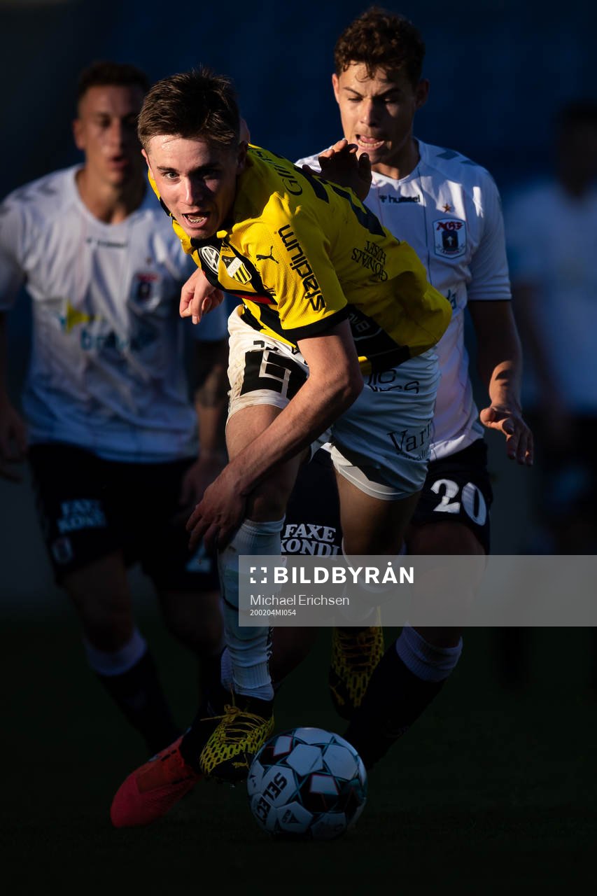 Patrik Wålemark  of Häcken and Zach Duncan of Aarhus