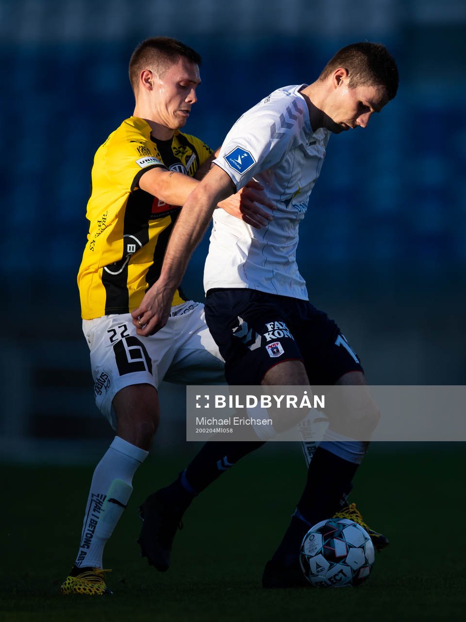 Tobias Carlsson of Häcken and Nicklas Helenius of Aarhus