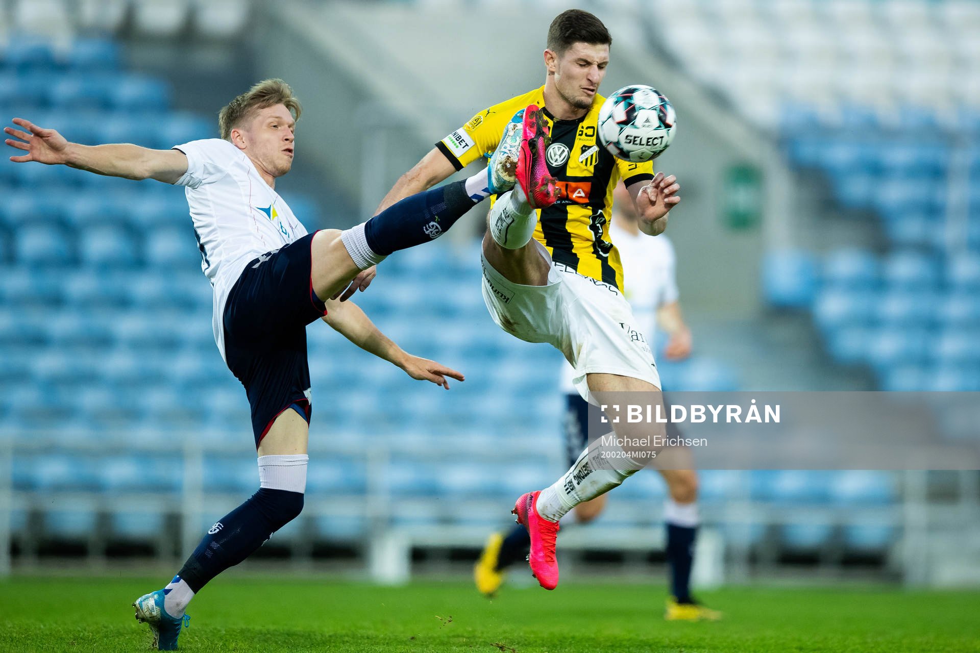 Bror Blume of Aarhus and Adnan Maric of Häcken