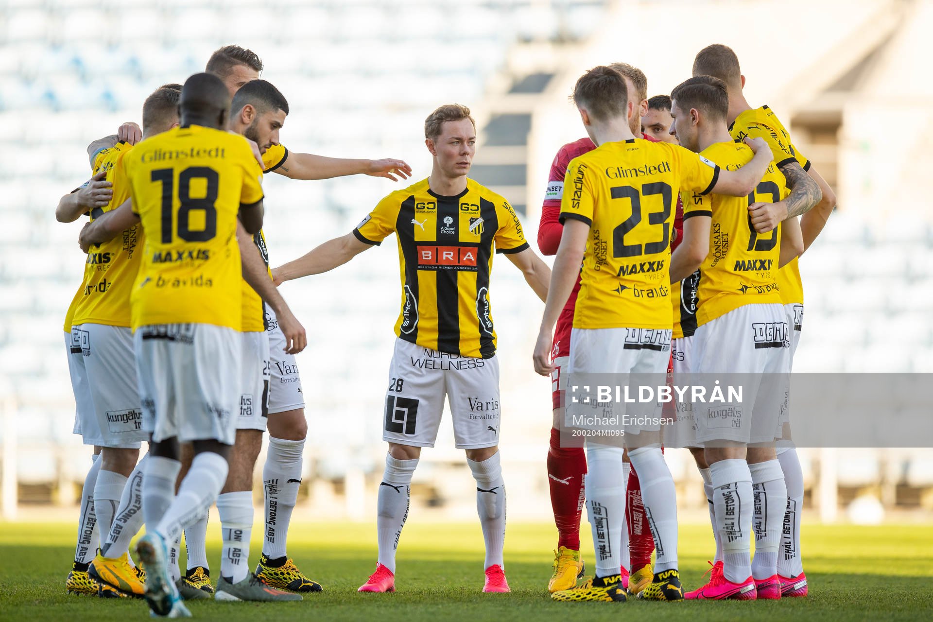 Adam Andersson in the middle of players of Häcken