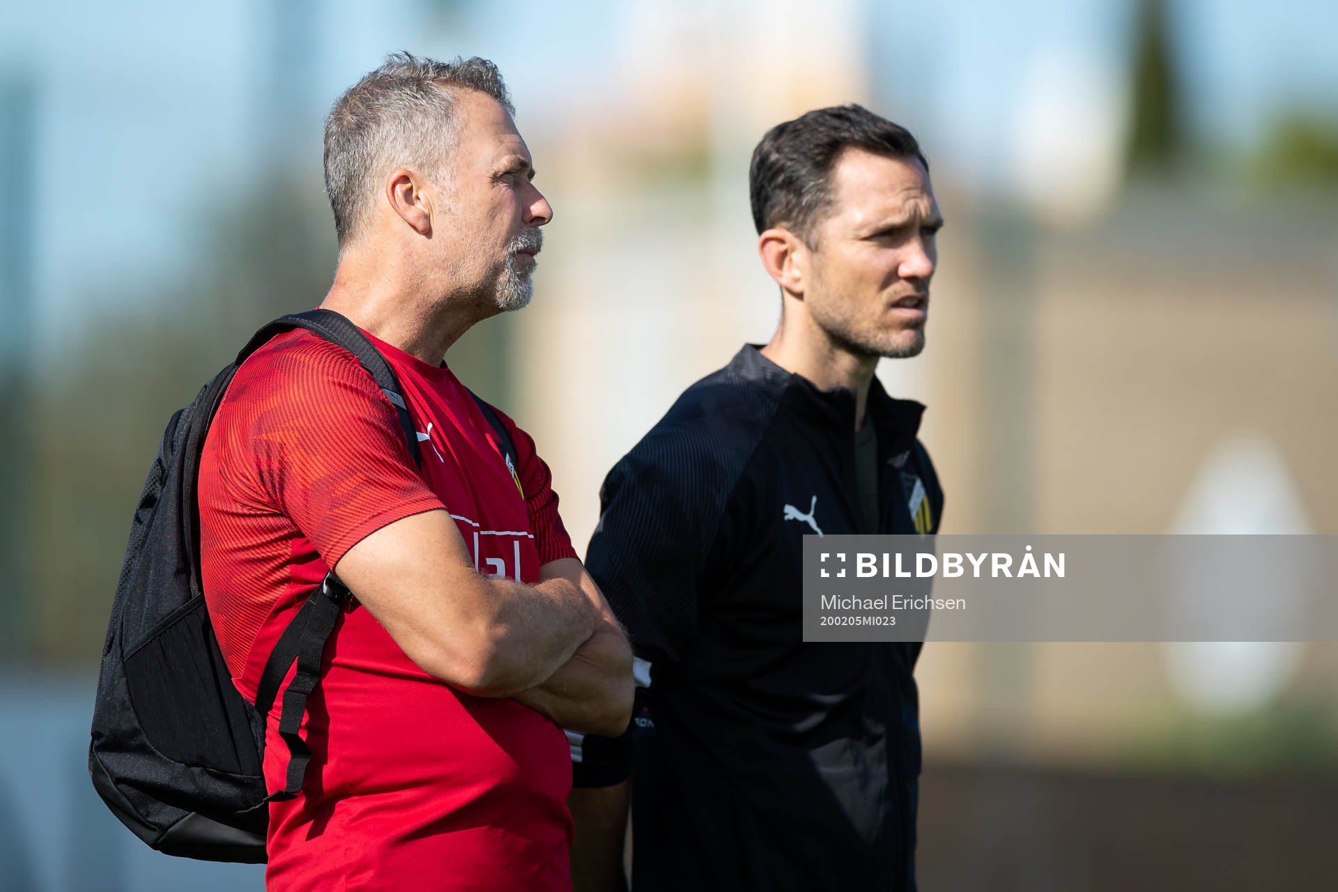Häckens sportchef Sonny Karlsson och assisterande sportchef Martin Ericsson under en träning under ett träningsläger med Häcken den 5 februari 2020 i Lagos.