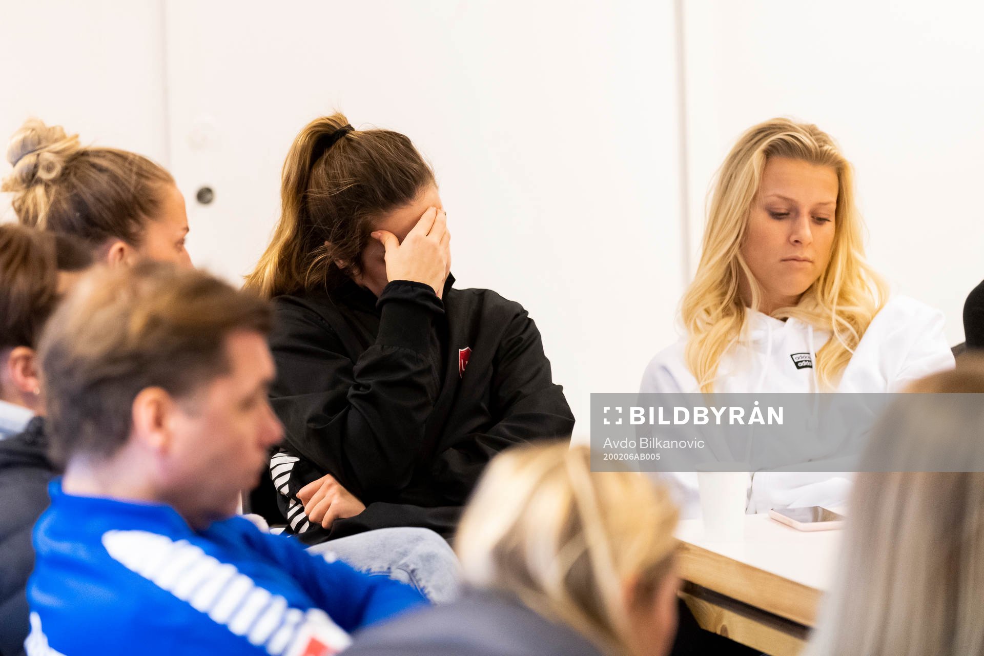 En av Limhamn Bunkeflos spelare håller handen i pannan