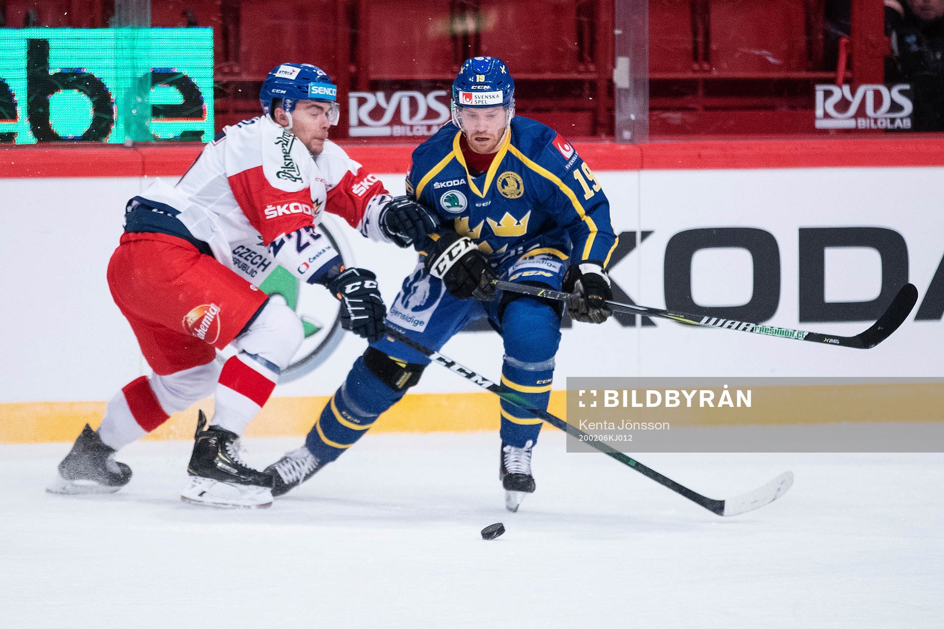 David Stastny of Czech Republic and Oscar Lindberg of Sweden