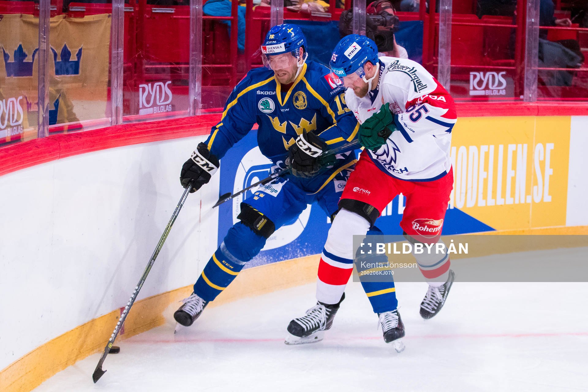 Oscar Lindberg of Sweden and Vojtech Mozik of Czech Republic