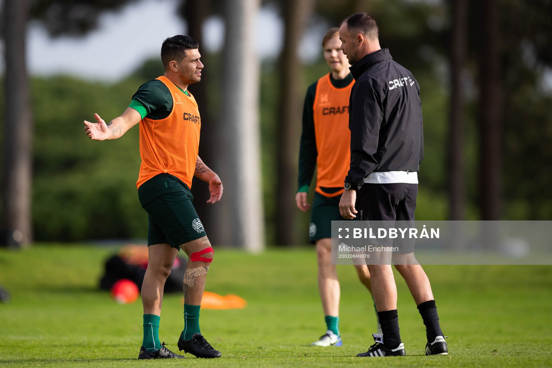 Hammarbys Paulinho pratar med assisterande tränare Joachim