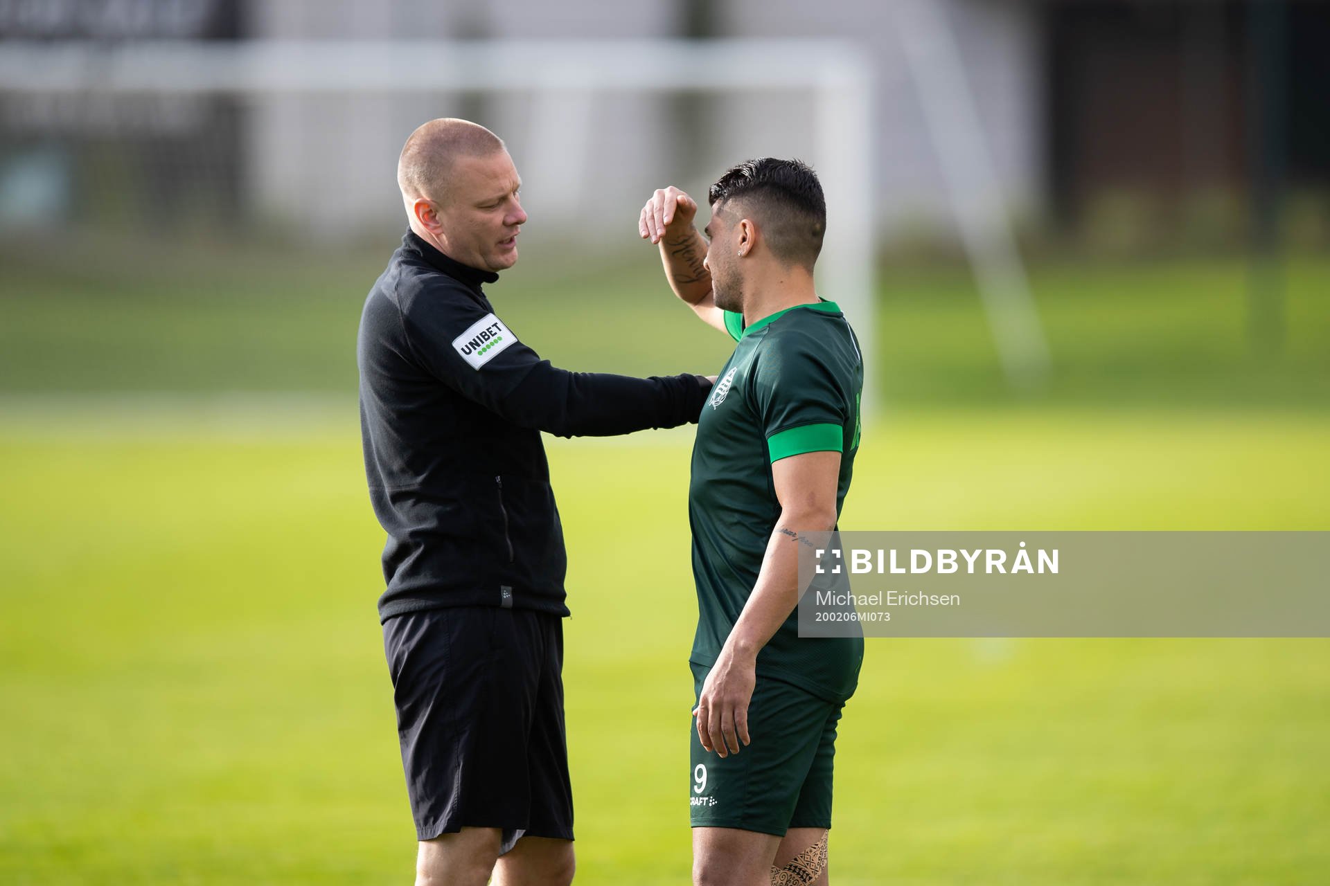 Hammarbys tränare Stefan Billborn pratar med Paulinho