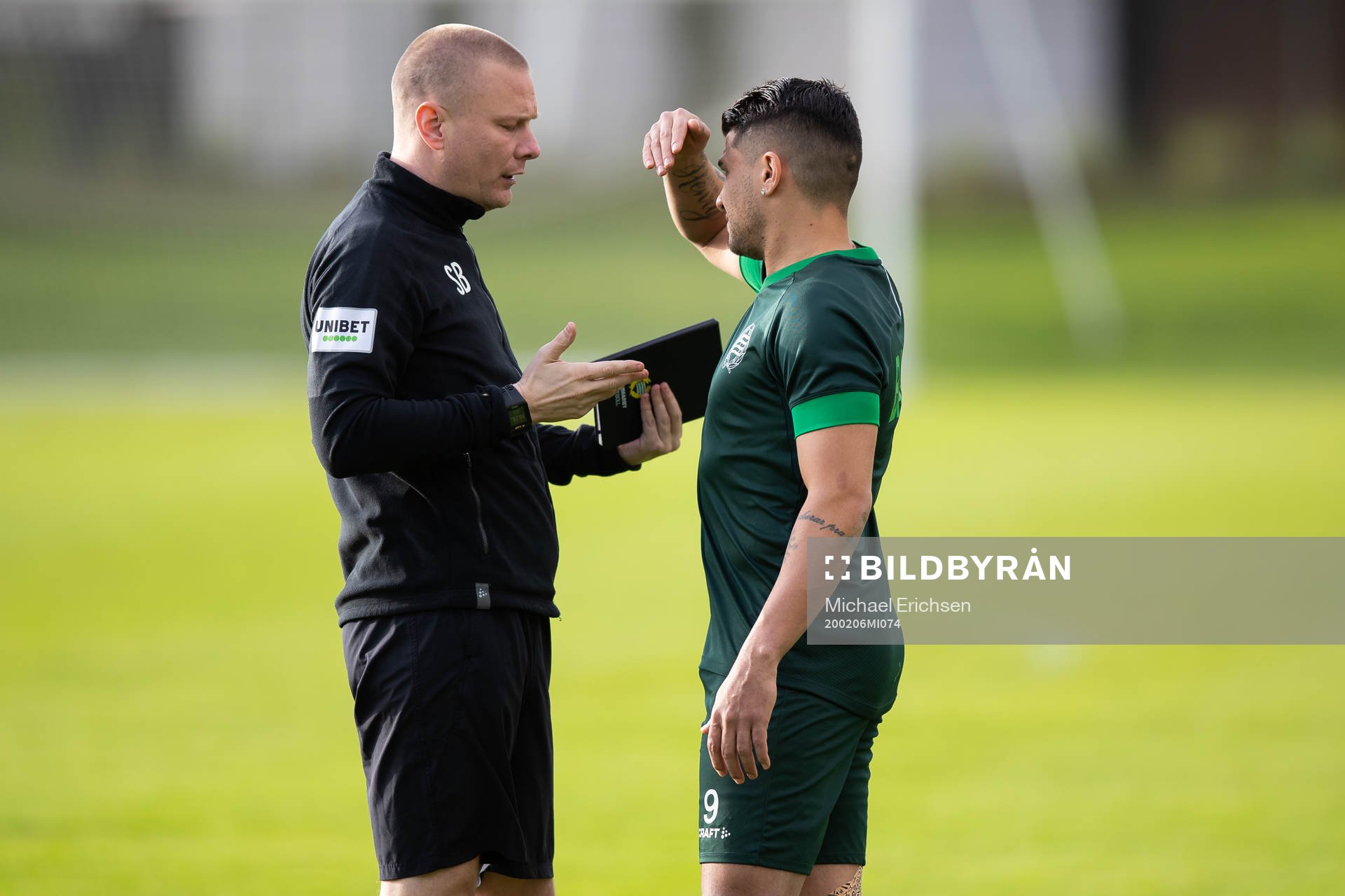 Hammarbys tränare Stefan Billborn pratar med Paulinho