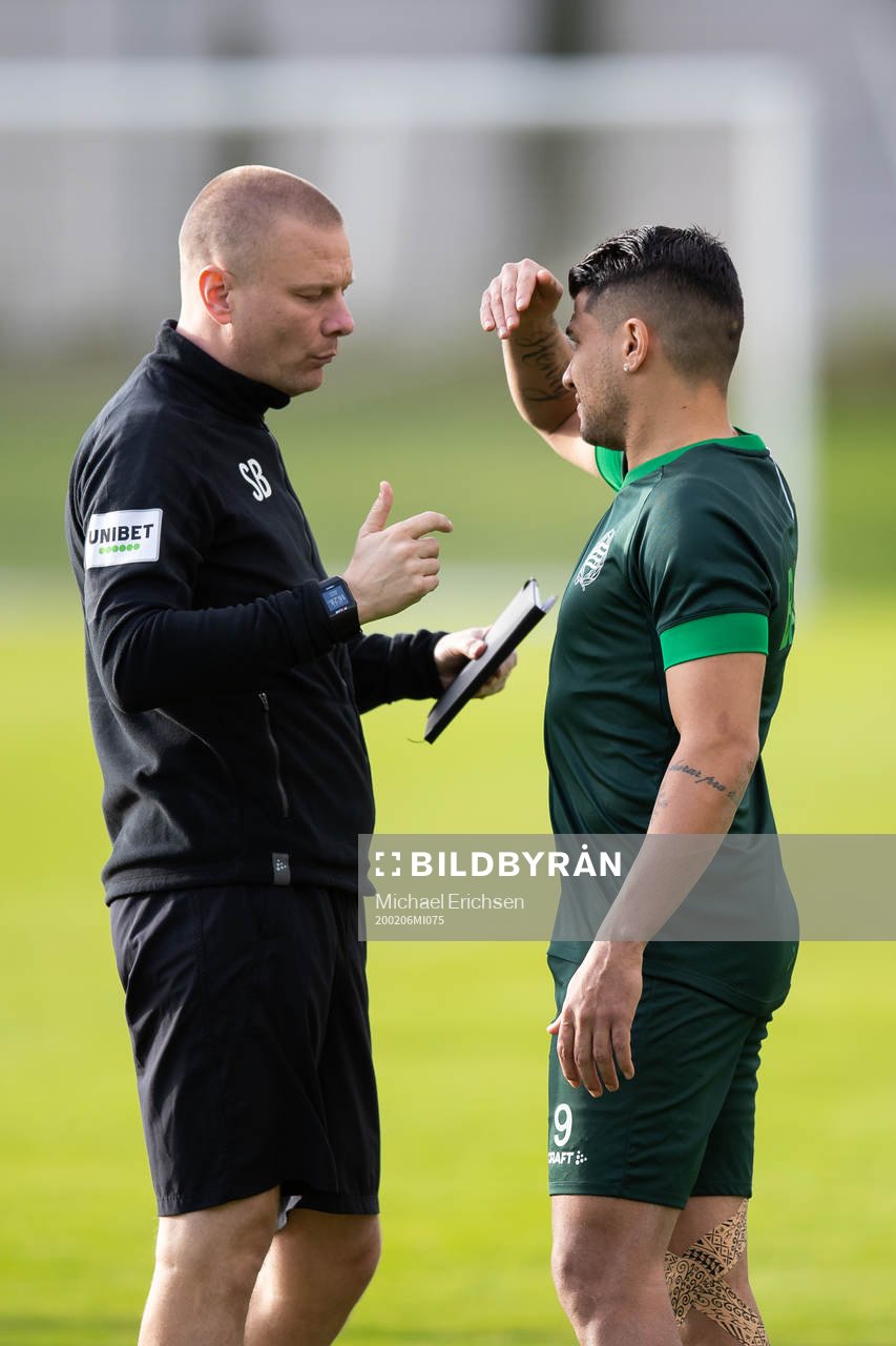 Hammarbys tränare Stefan Billborn pratar med Paulinho