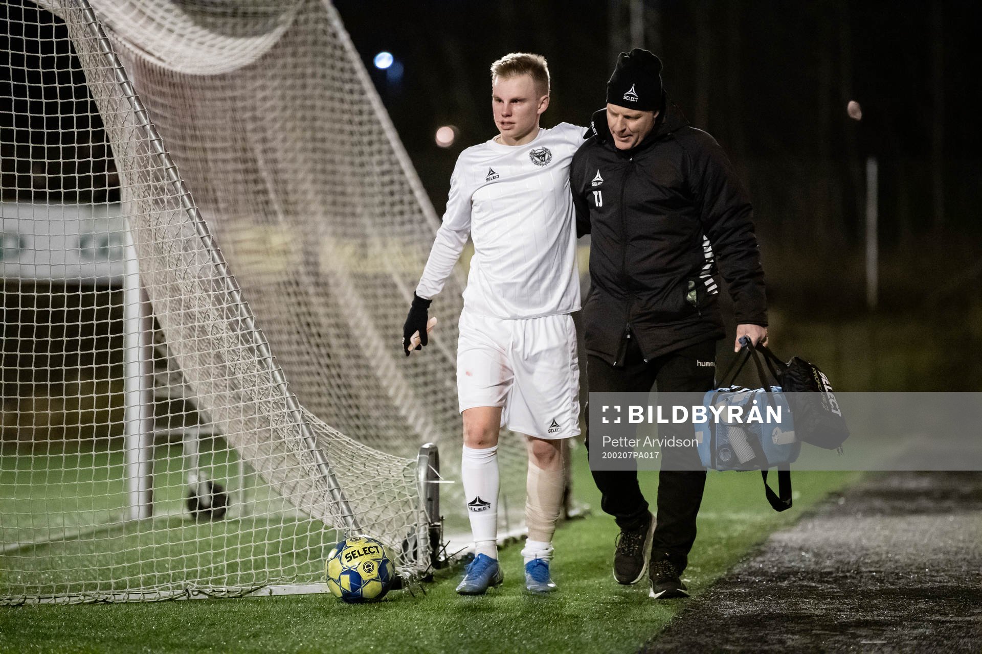 Kalmars Isak Jansson  lämnar planen skadad under träningsmatchen i fotboll mellan Mjällby och Kalmar den 7 februari 2020 i Mjällby.