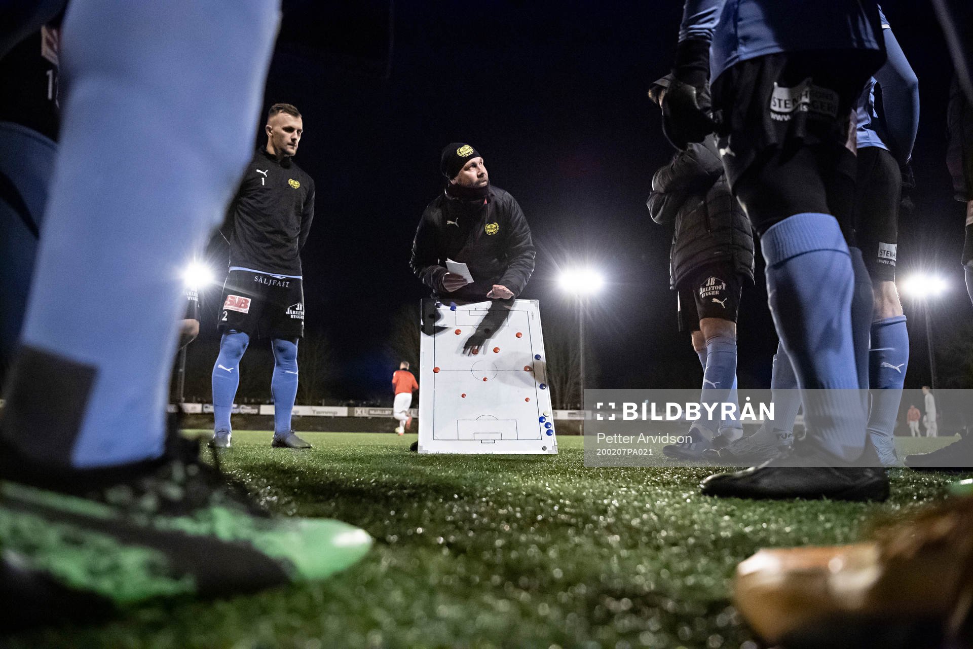  Mjällbys tränare Marcus Lantz i paus under träningsmatchen i fotboll mellan Mjällby och Kalmar den 7 februari 2020 i Mjällby.