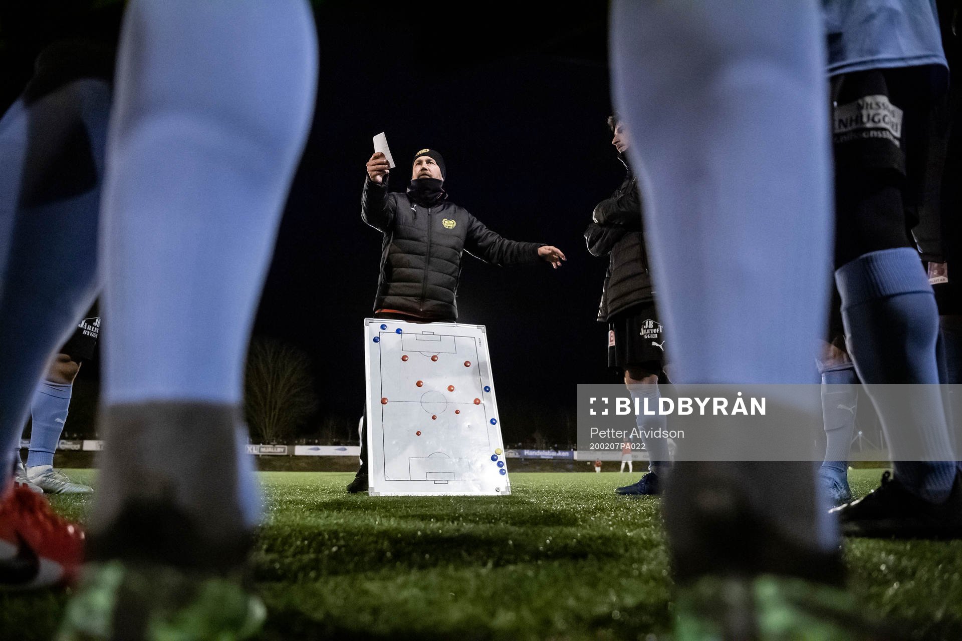  Mjällbys tränare Marcus Lantz i paus under träningsmatchen i fotboll mellan Mjällby och Kalmar den 7 februari 2020 i Mjällby.