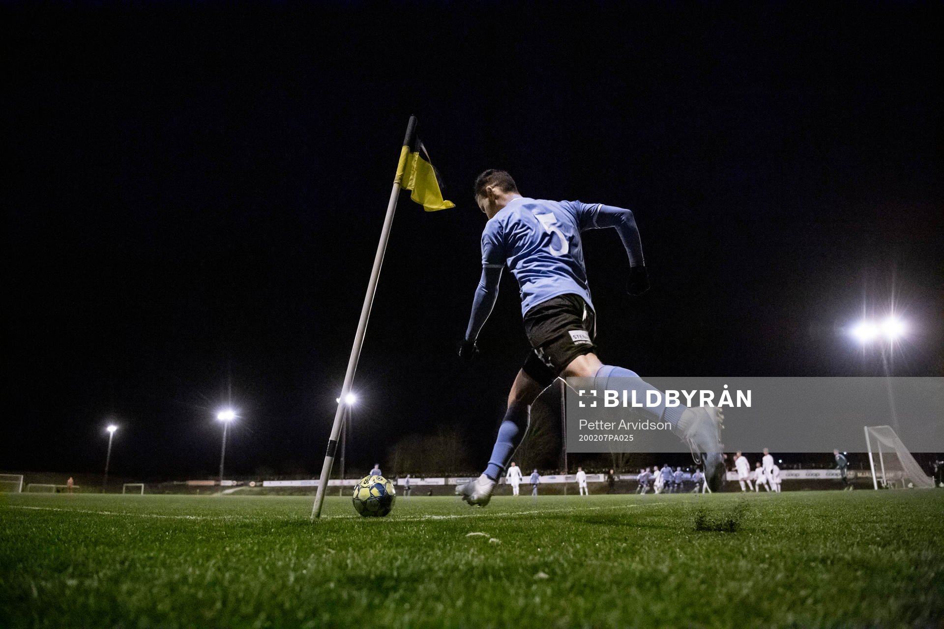 Mjällbys Mohanad Jeahze slår en hörna under träningsmatchen i fotboll mellan Mjällby och Kalmar den 7 februari 2020 i Mjällby.