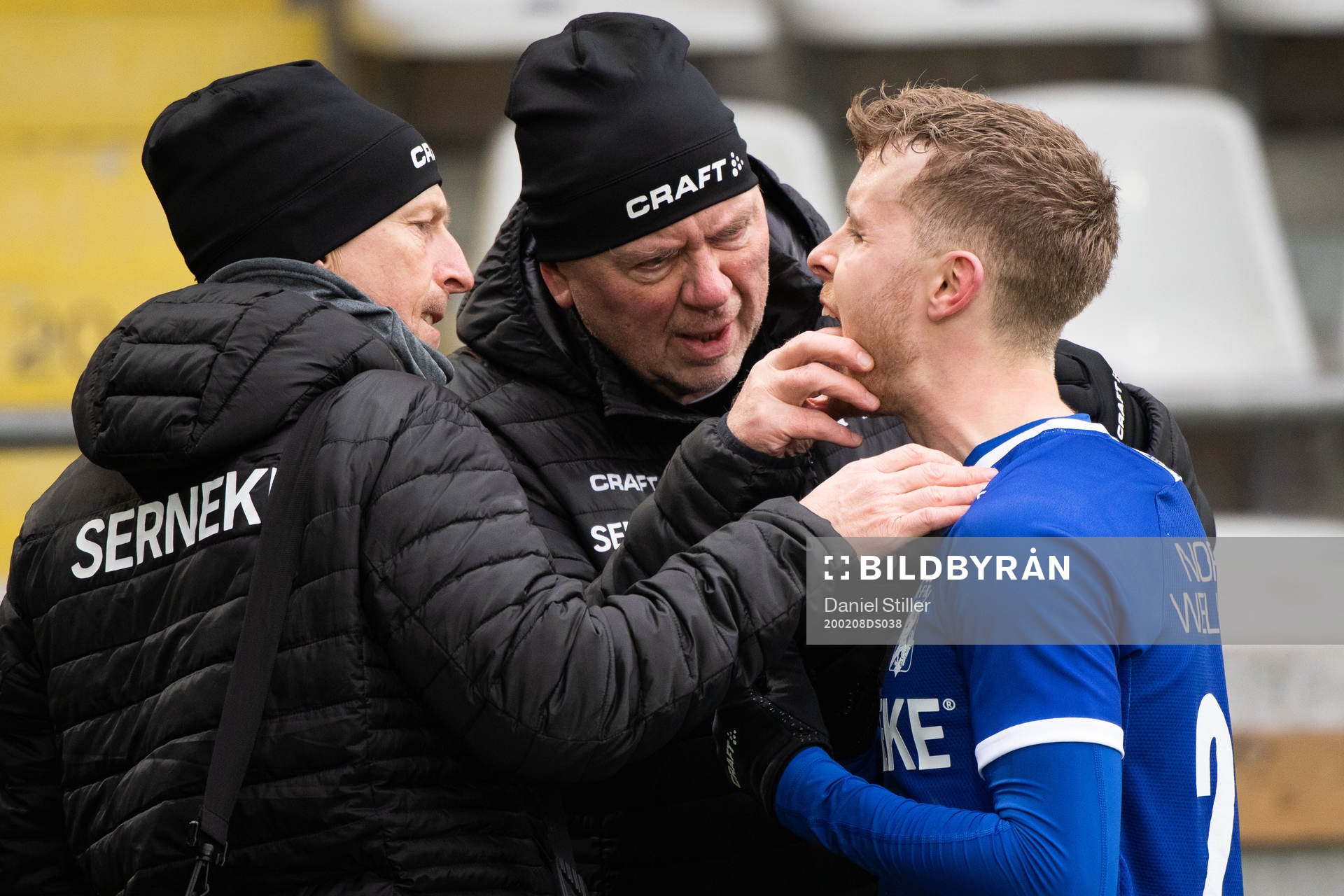 IFK Göteborgs Victor Wernersson får munnen undersökt av