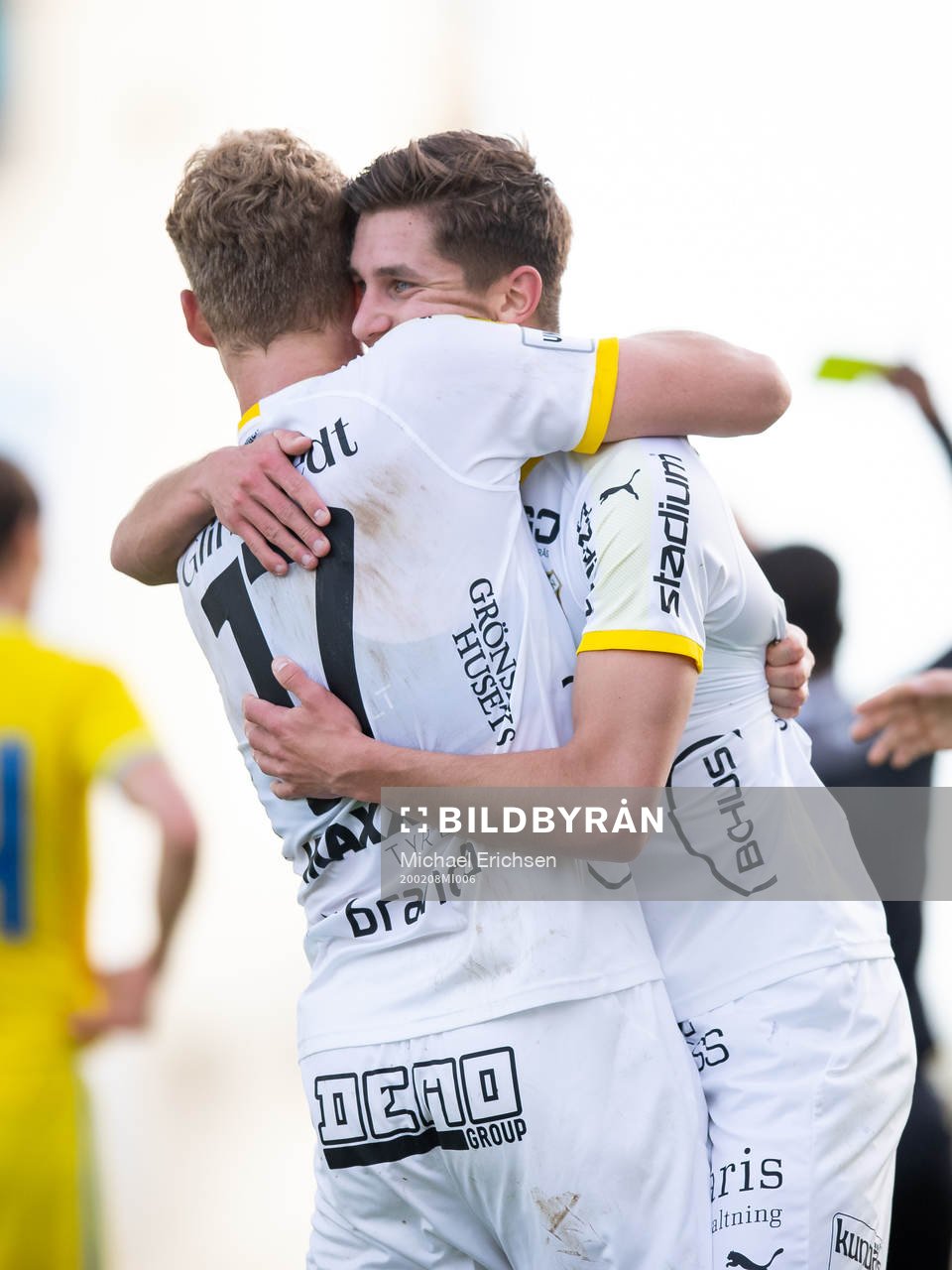 Leo Bengtsson of Häcken celebrates with team mate Gustav