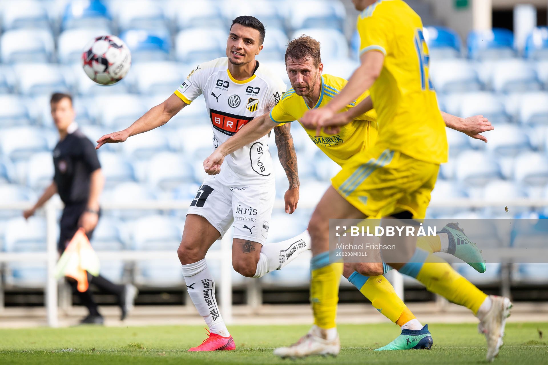 Ahmed Yasin of Häcken and Sergey Malyy of Astana