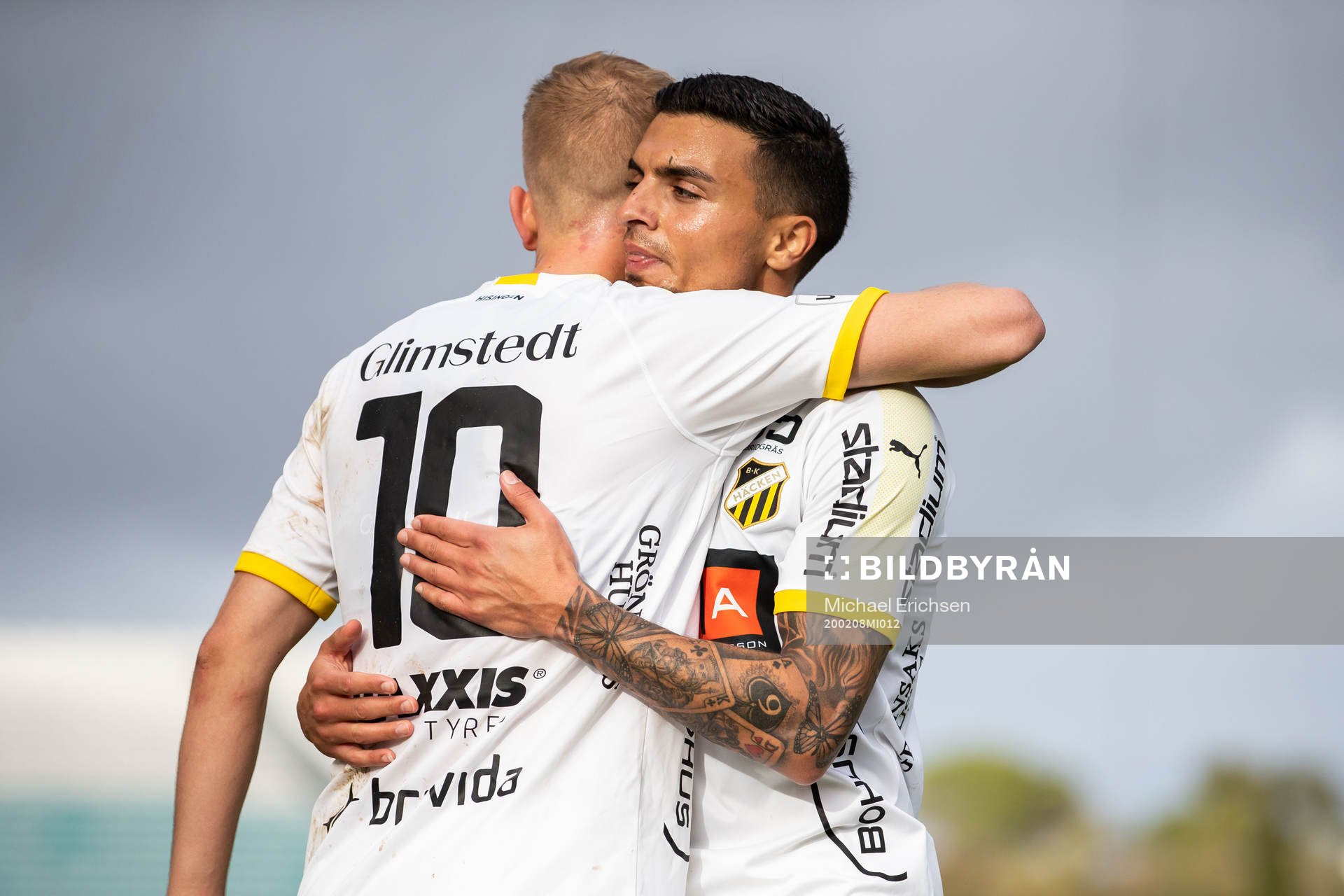 Jasse Tuominen celebrates with Ahmed Yasin of Häcken
