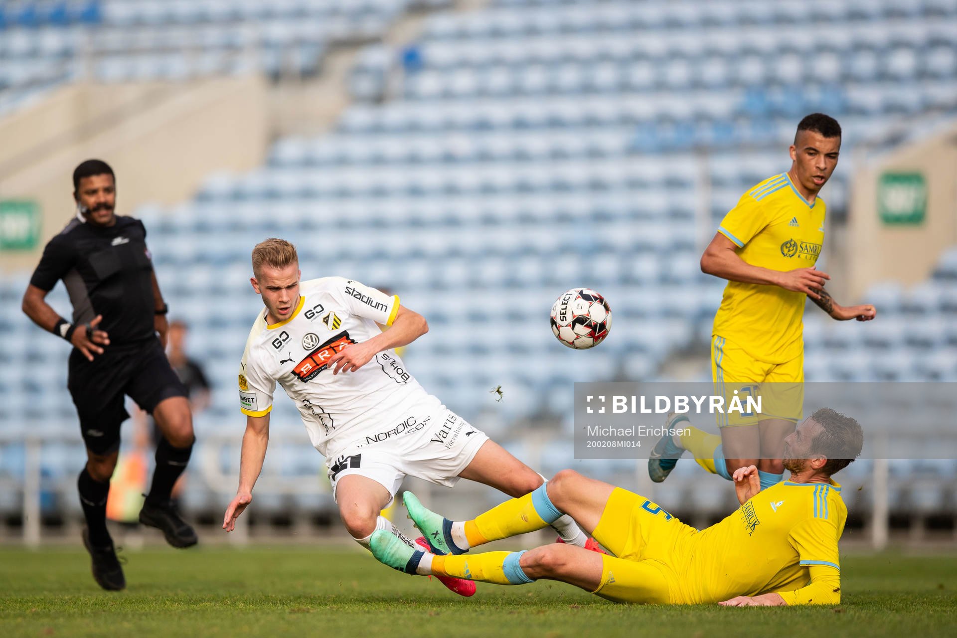 Ali Youssef of Häcken and Sergey Malyy of Astana