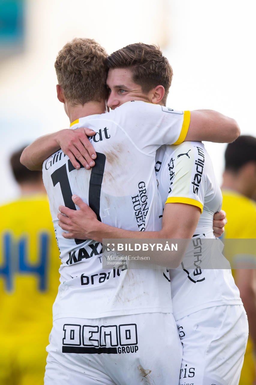 Leo Bengtsson of Häcken celebrates with team mate Gustav
