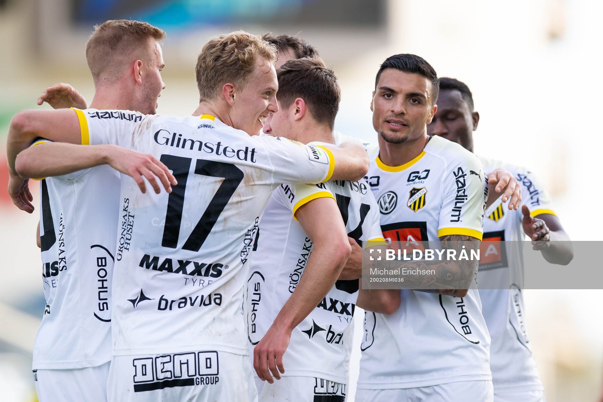 Leo Bengtsson of Häcken celebrates with team mates