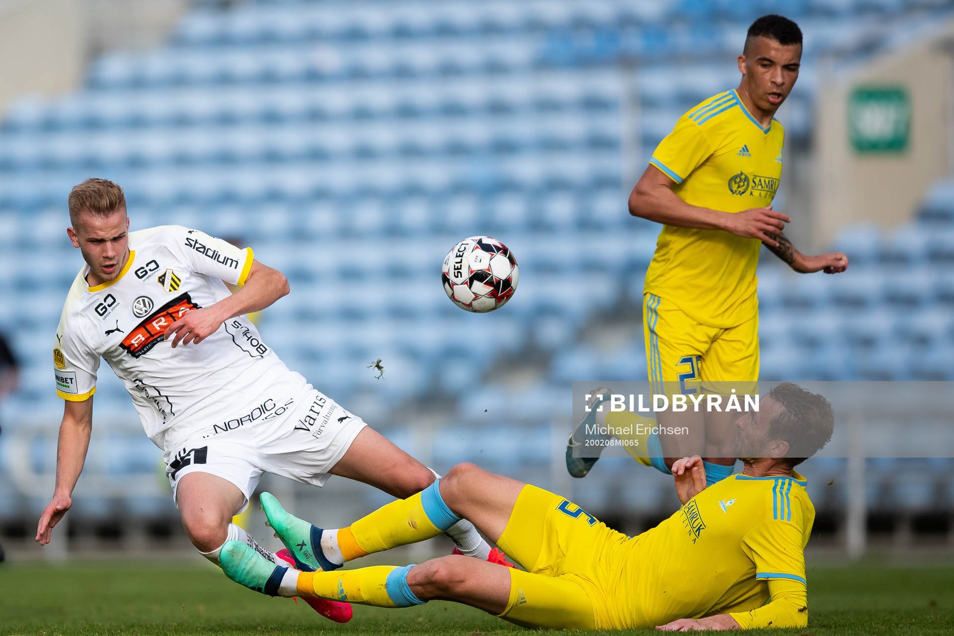 Jasse Touminen of Häcken and Sergey Malyy of Astana
