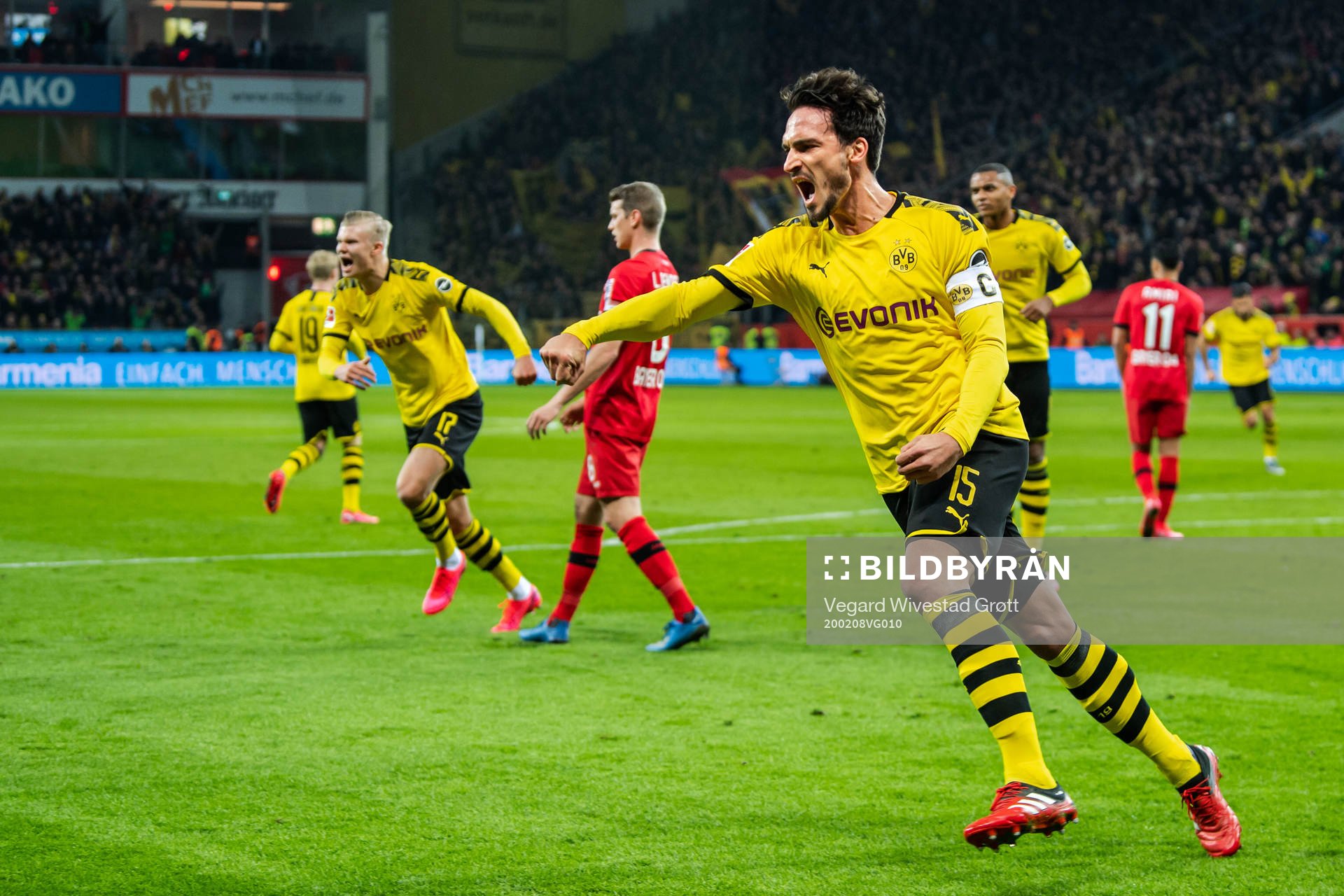 Mats Hummels of Borussia Dortmund celebrates