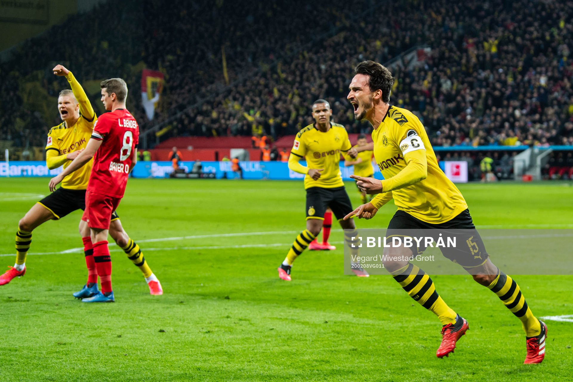 Mats Hummels of Borussia Dortmund celebrates