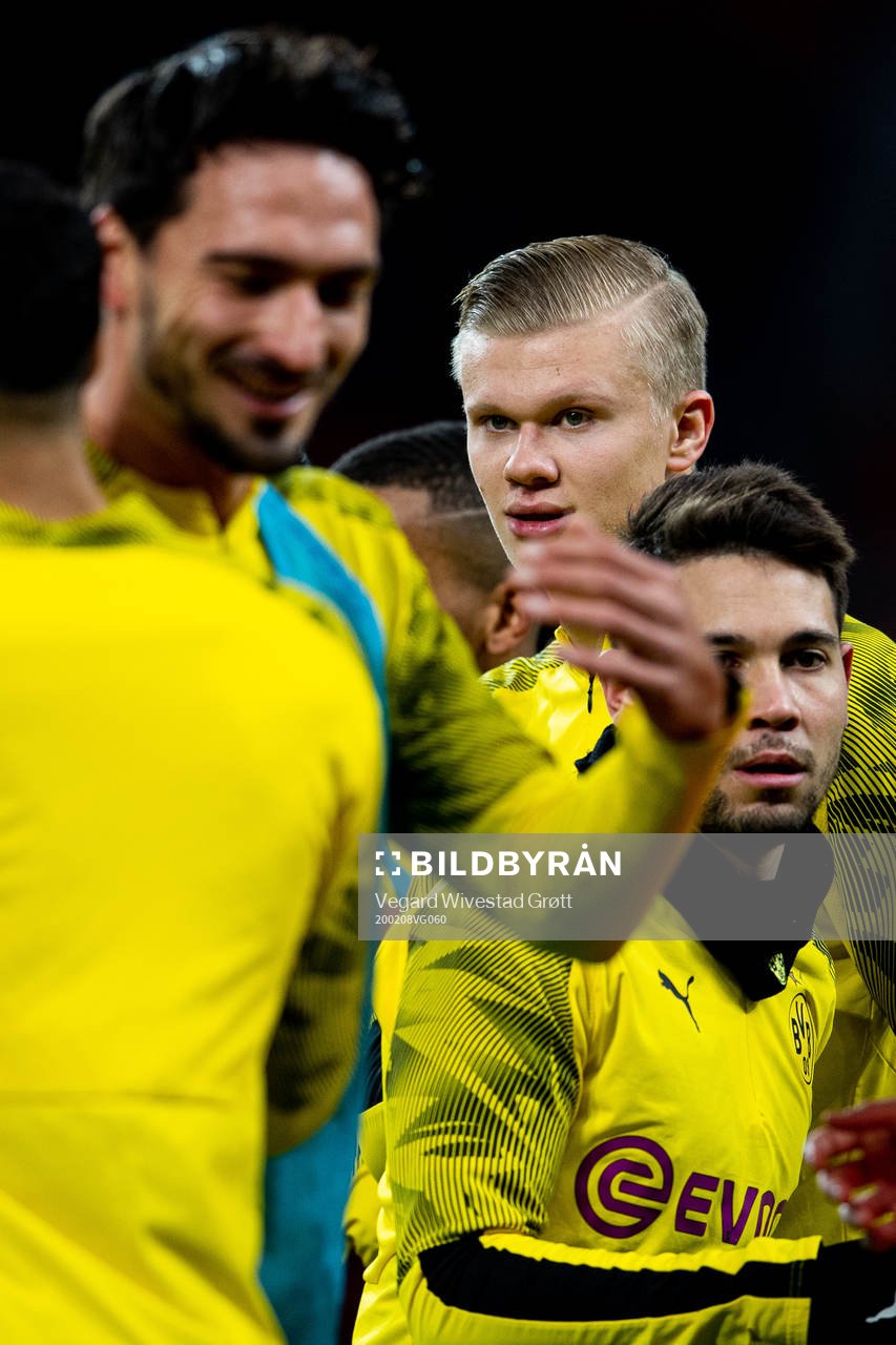 Erling Braut Haaland of Borussia Dortmund warms up