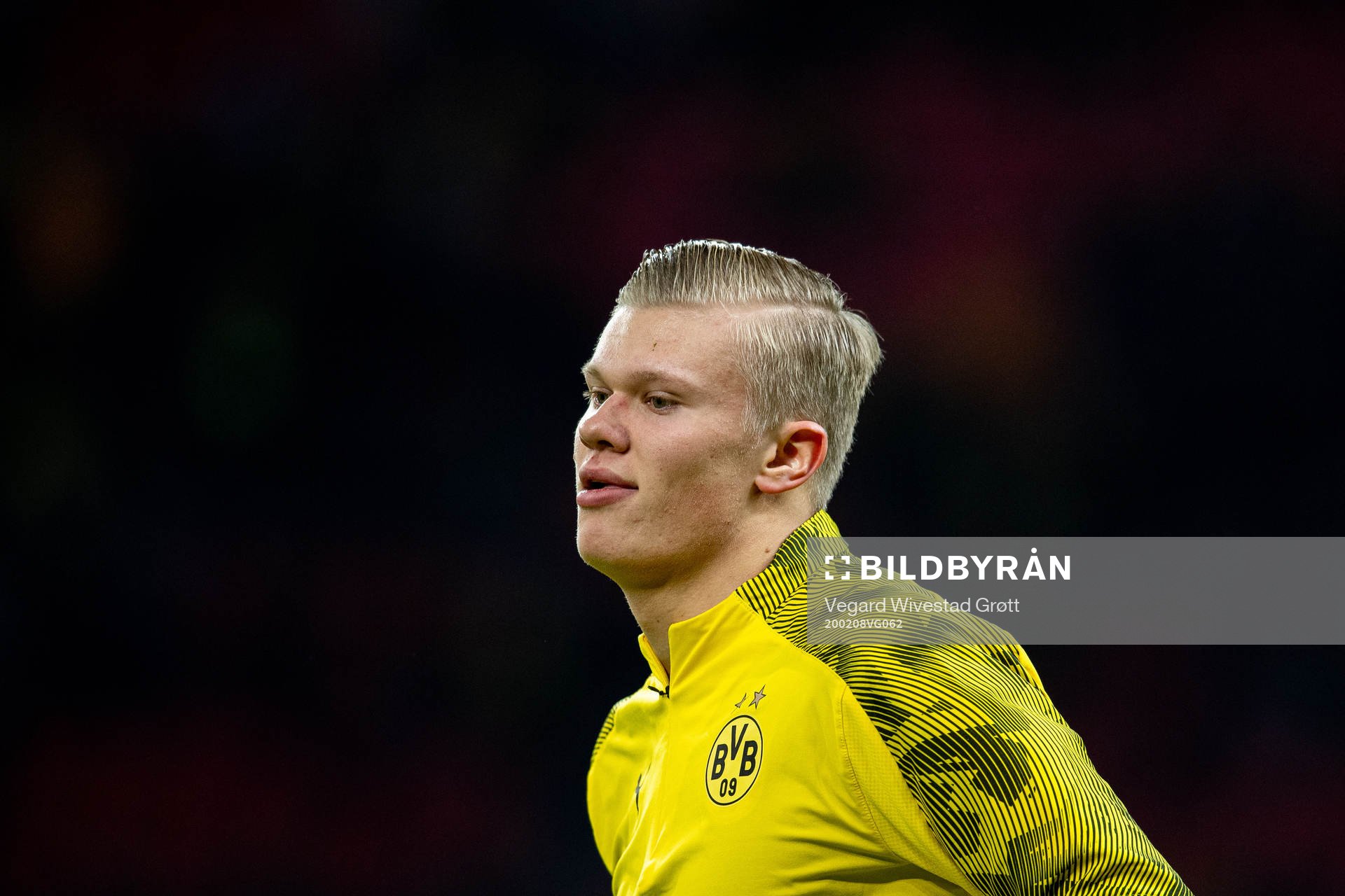 Erling Braut Haaland of Borussia Dortmund warms up