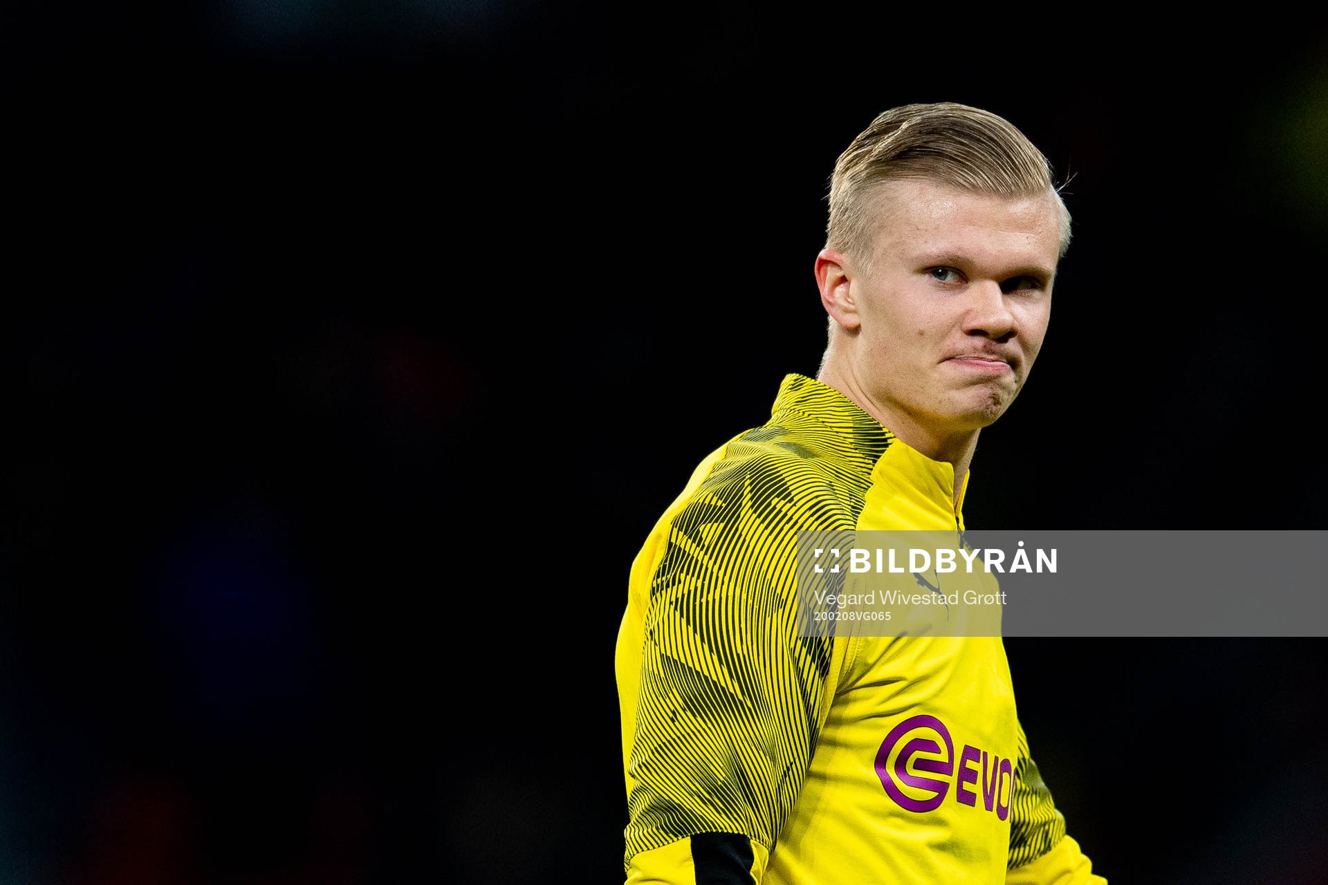 Erling Braut Haaland of Borussia Dortmund warms up