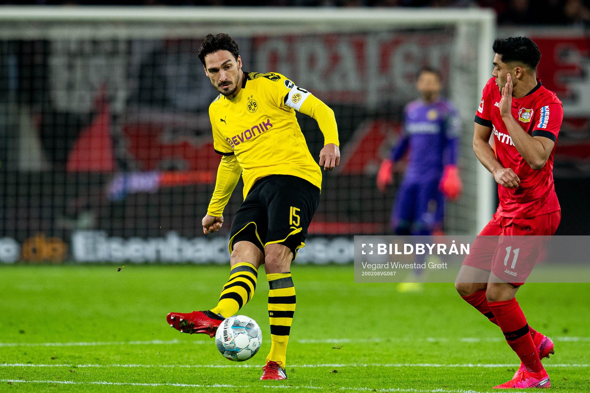 Mats Hummels of Borussia Dortmund and Nadiem Amiri of Bayer