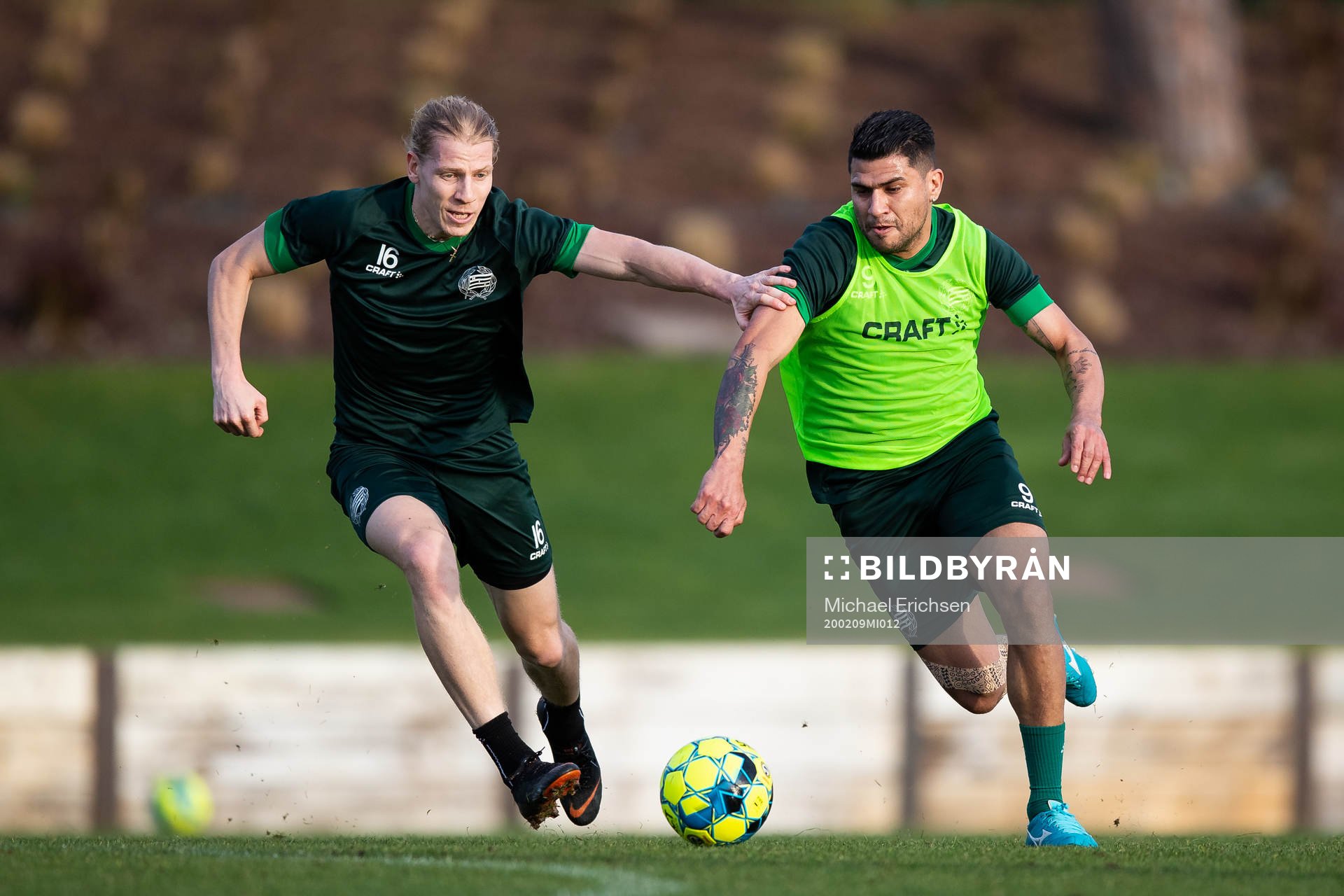 Hammarbys Gustav Ludwigson och Paulinho under en träning under ett träningsläger med Hammarby den 9 februari 2020 i Vale do Lobo.