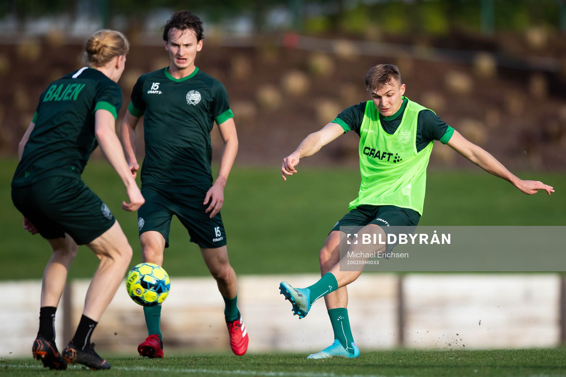 Hammarbys Oscar Krusnell skjuter ett skott