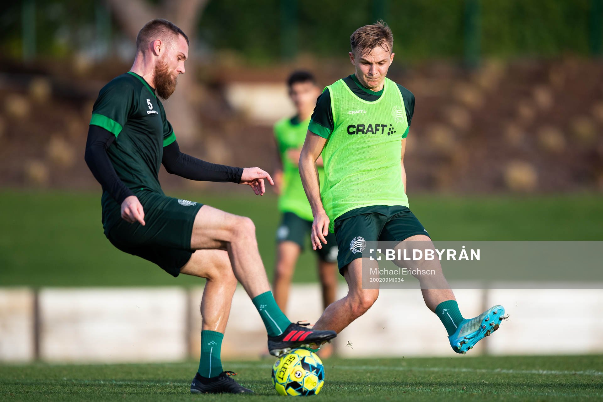 Hammarbys David Fällman och Oscar Krusnell skjuter ett