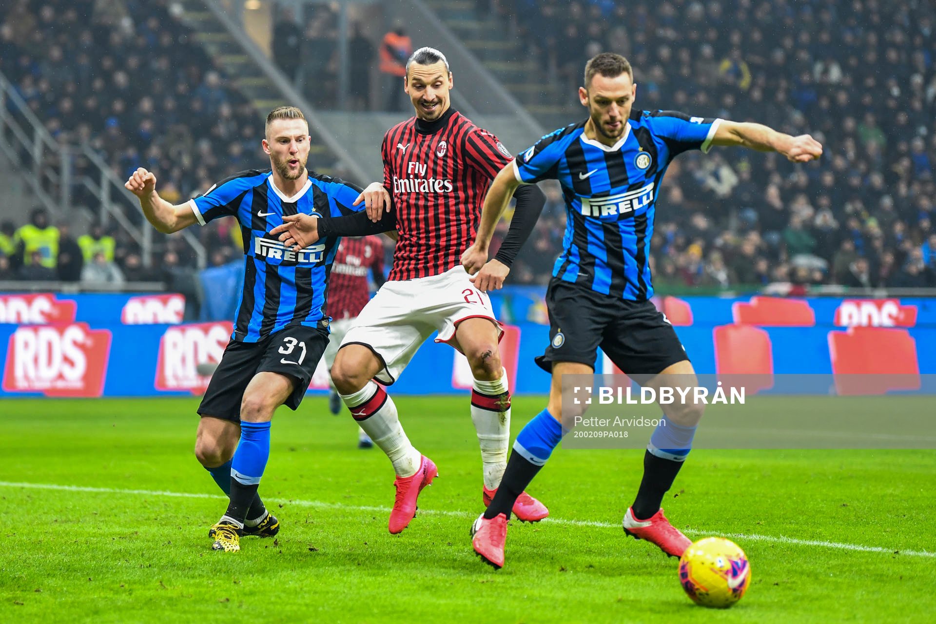 Lorenzo Pirola and Stefan de Vrij of Inter against Zlatan