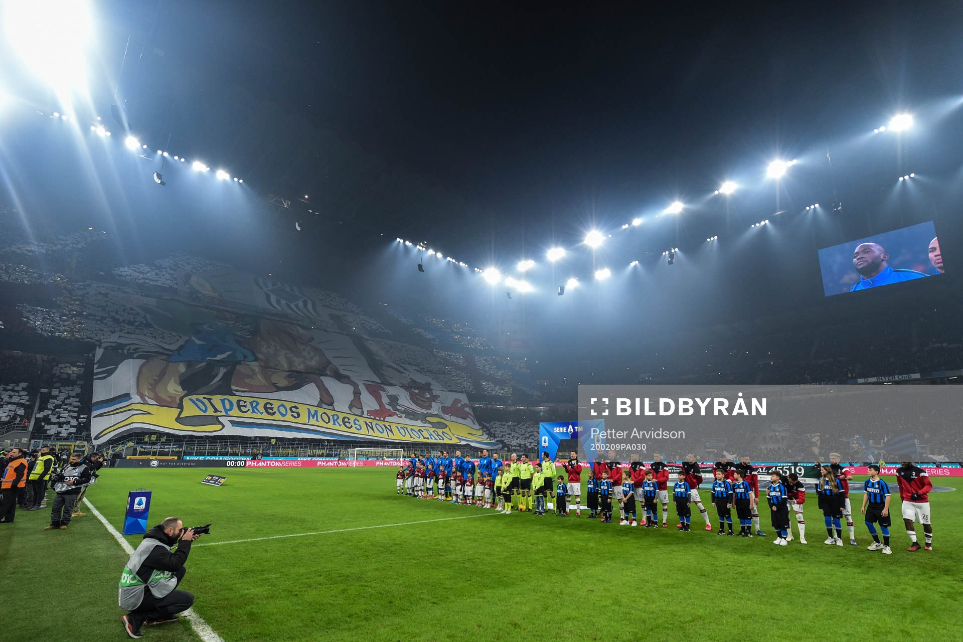 Supporters of Inter with a choreographer