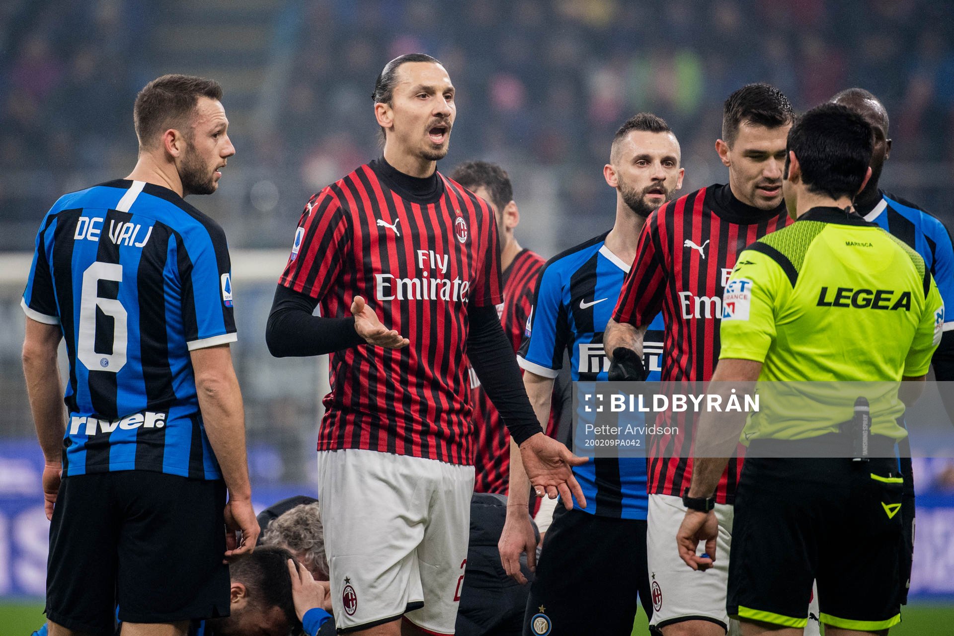 Zlatan Ibrahimovic of Milan discusses with the referee