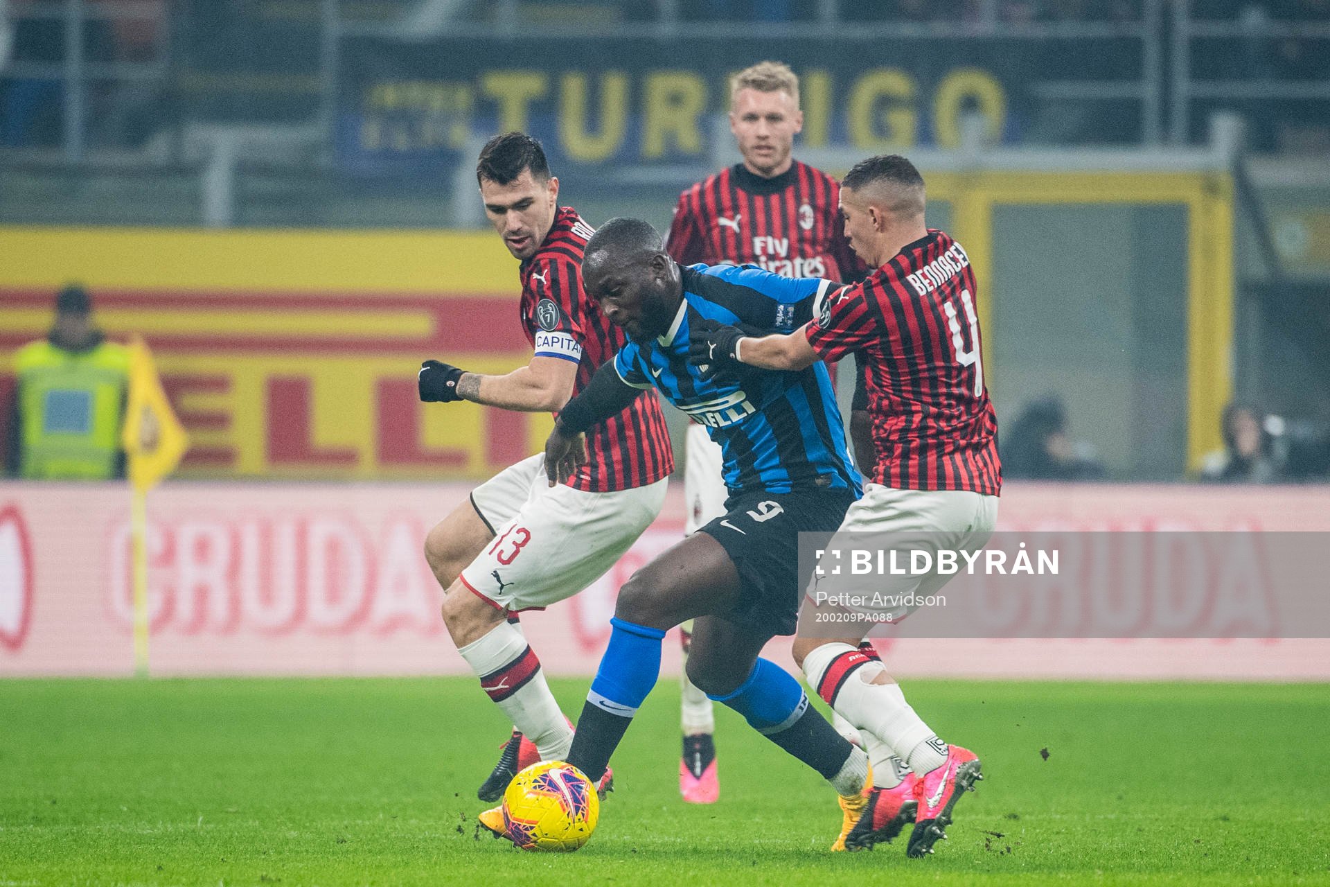 Romelu Lukaku of Inter against Alessio Romagnoli and Ismael