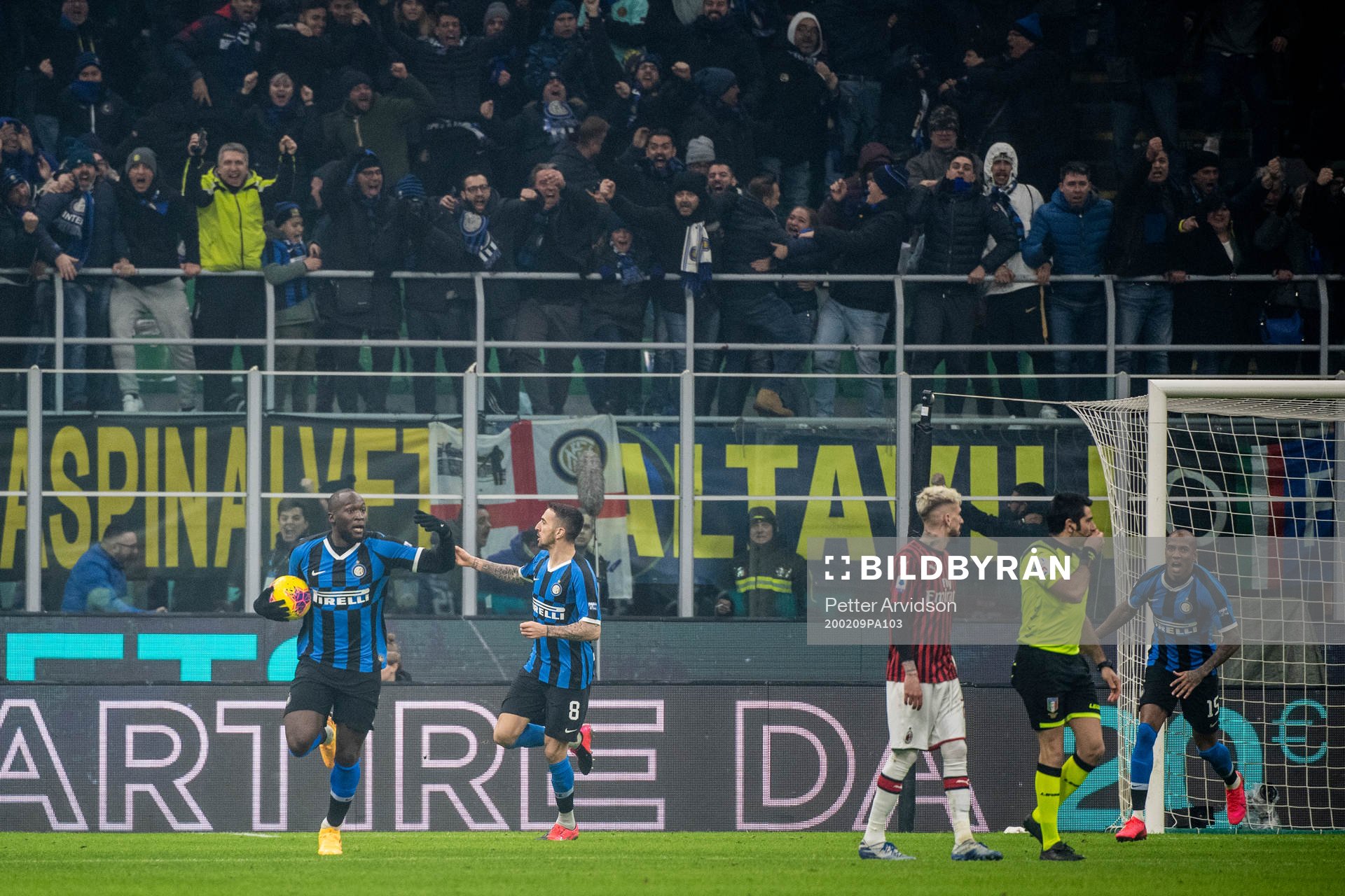 Romelu Lukaku and Matias Vecino of Inter celebrate