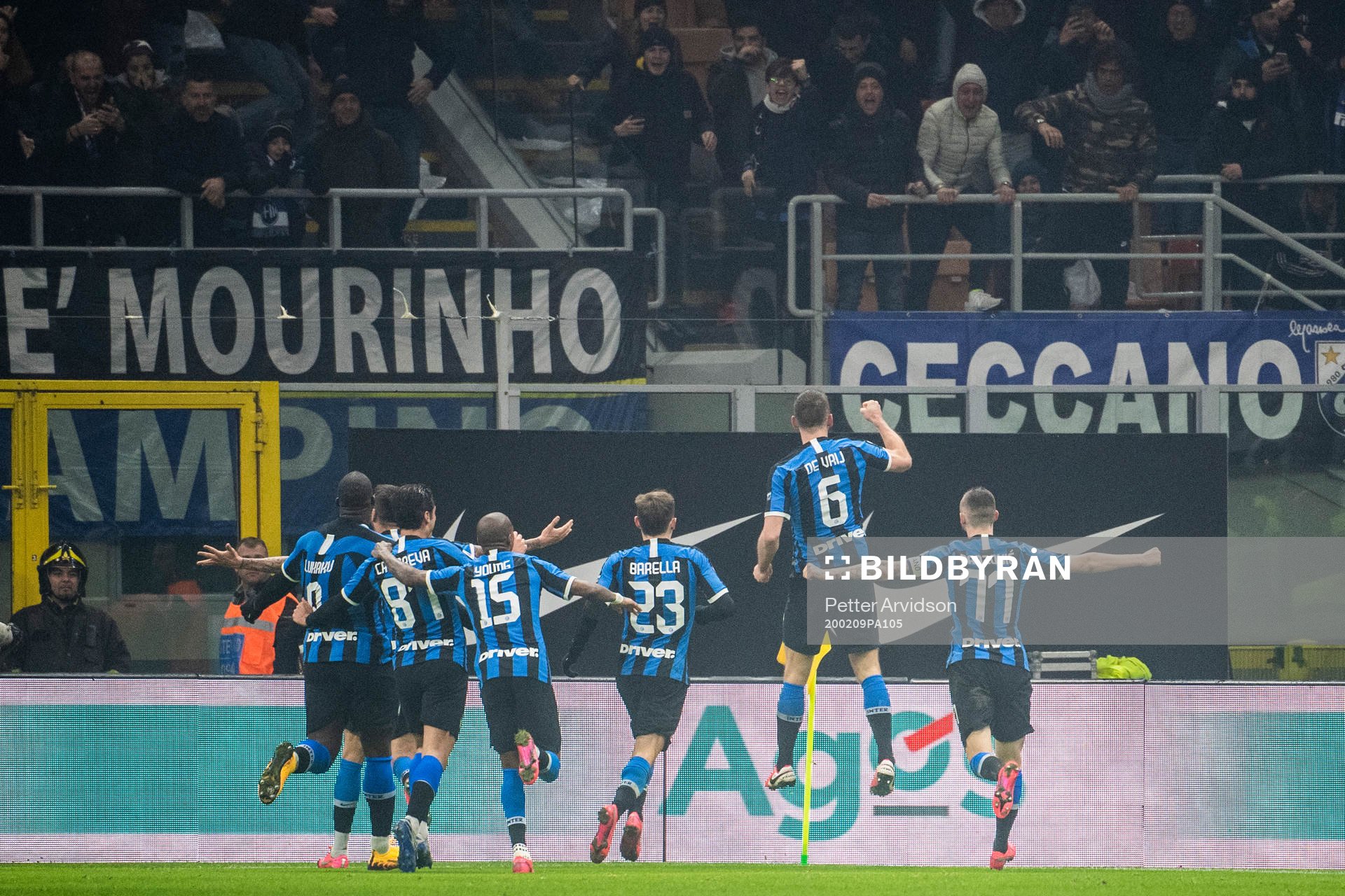 Stefan de Vrij of Inter celebrate