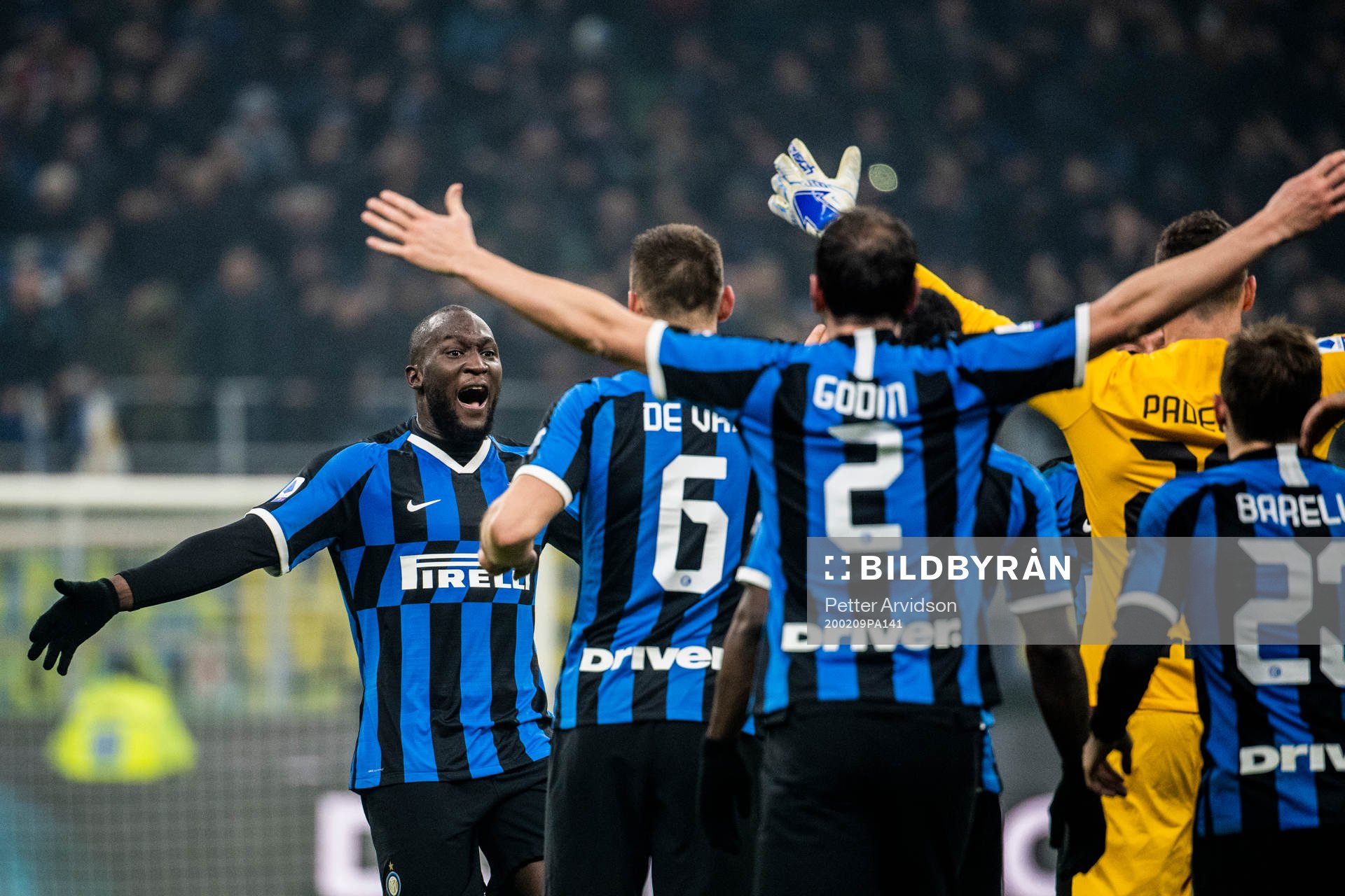 Romelu Lukaku of Inter celebrate with teammates
