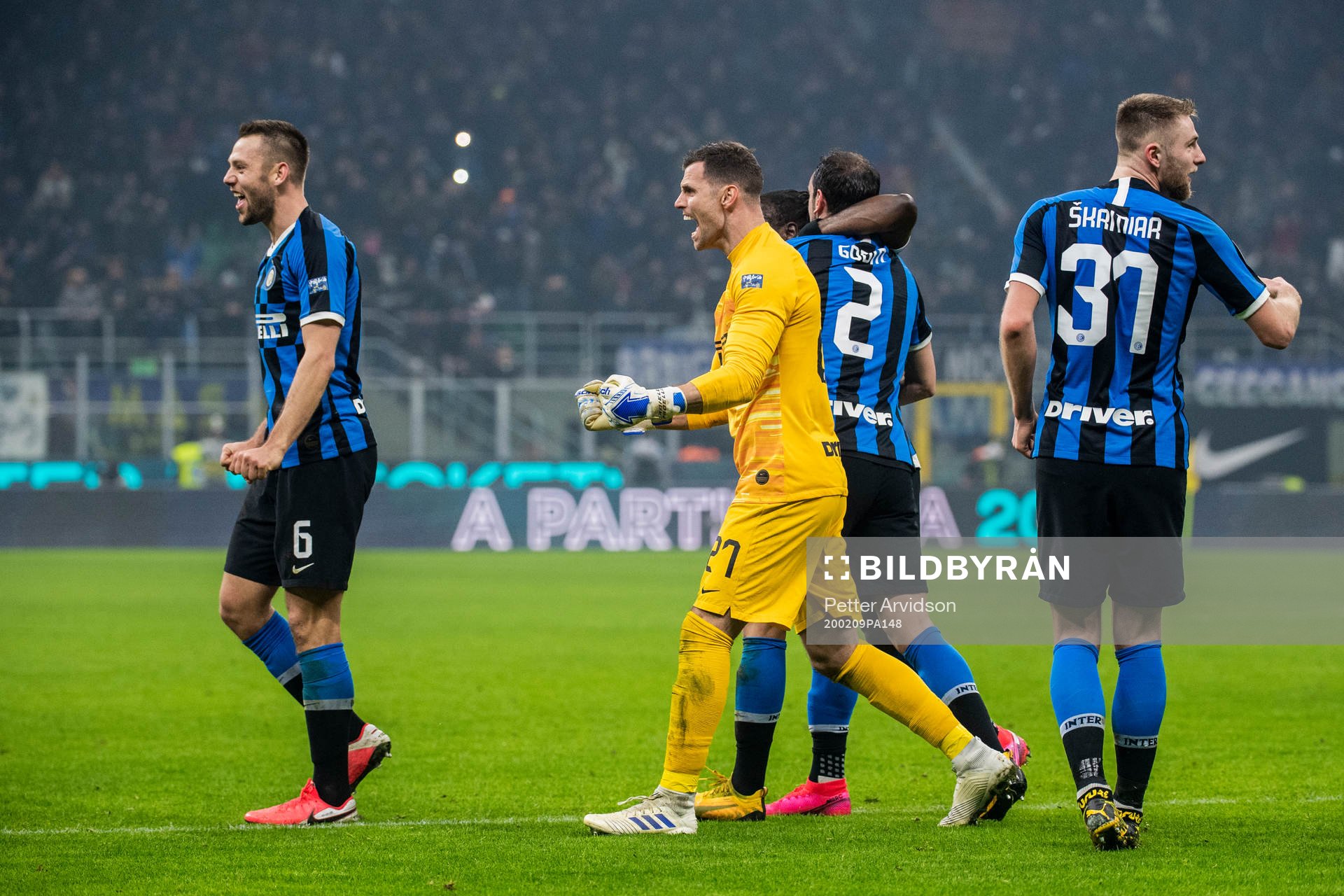 Stefan de Vrij and goalkeeper Daniele Padelli of Inter