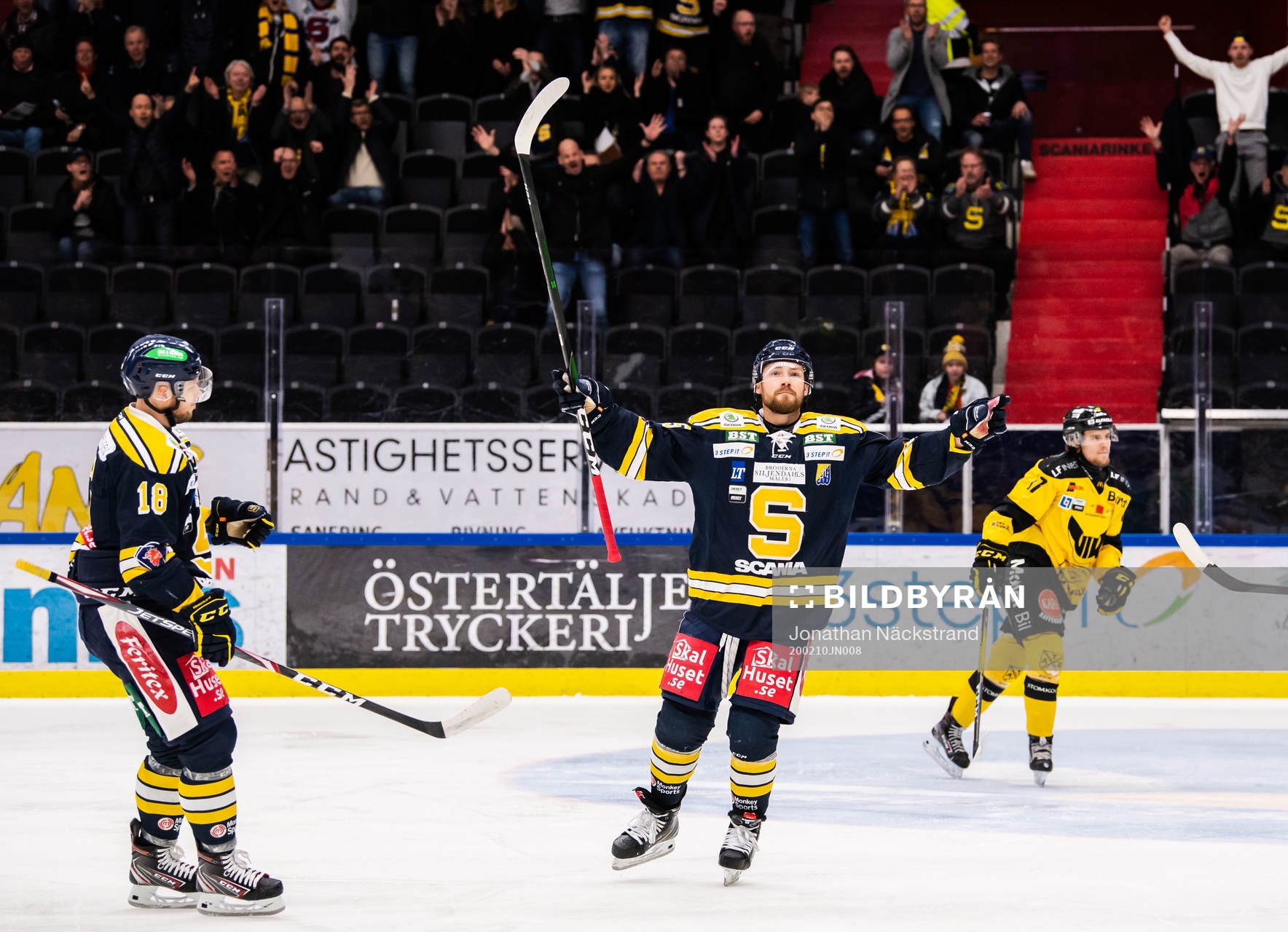 Södertäljes Anton Blomberg jublar