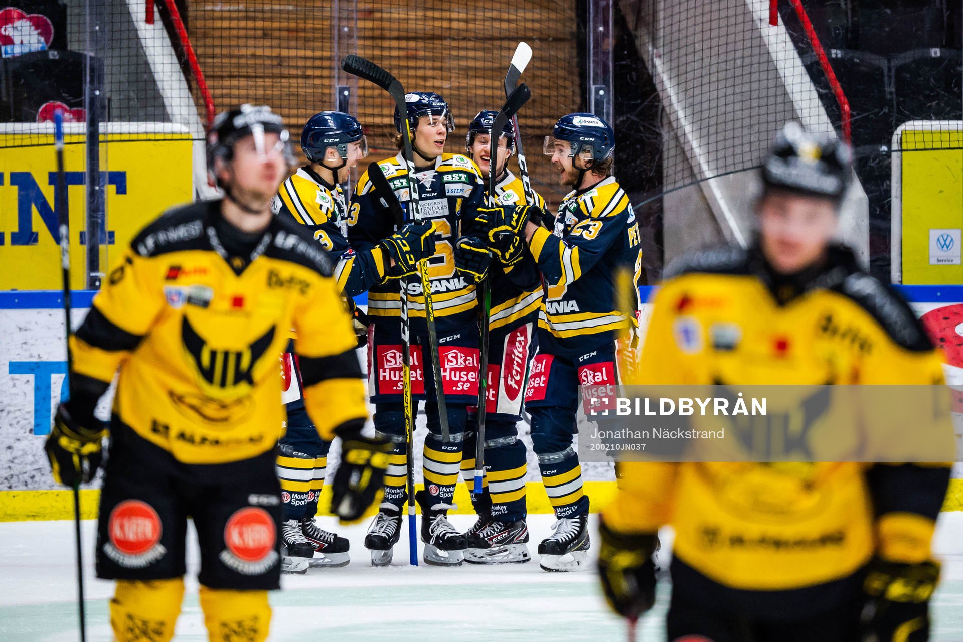 Södertäljes Måns Lindbäck jublar med lagkamrater
