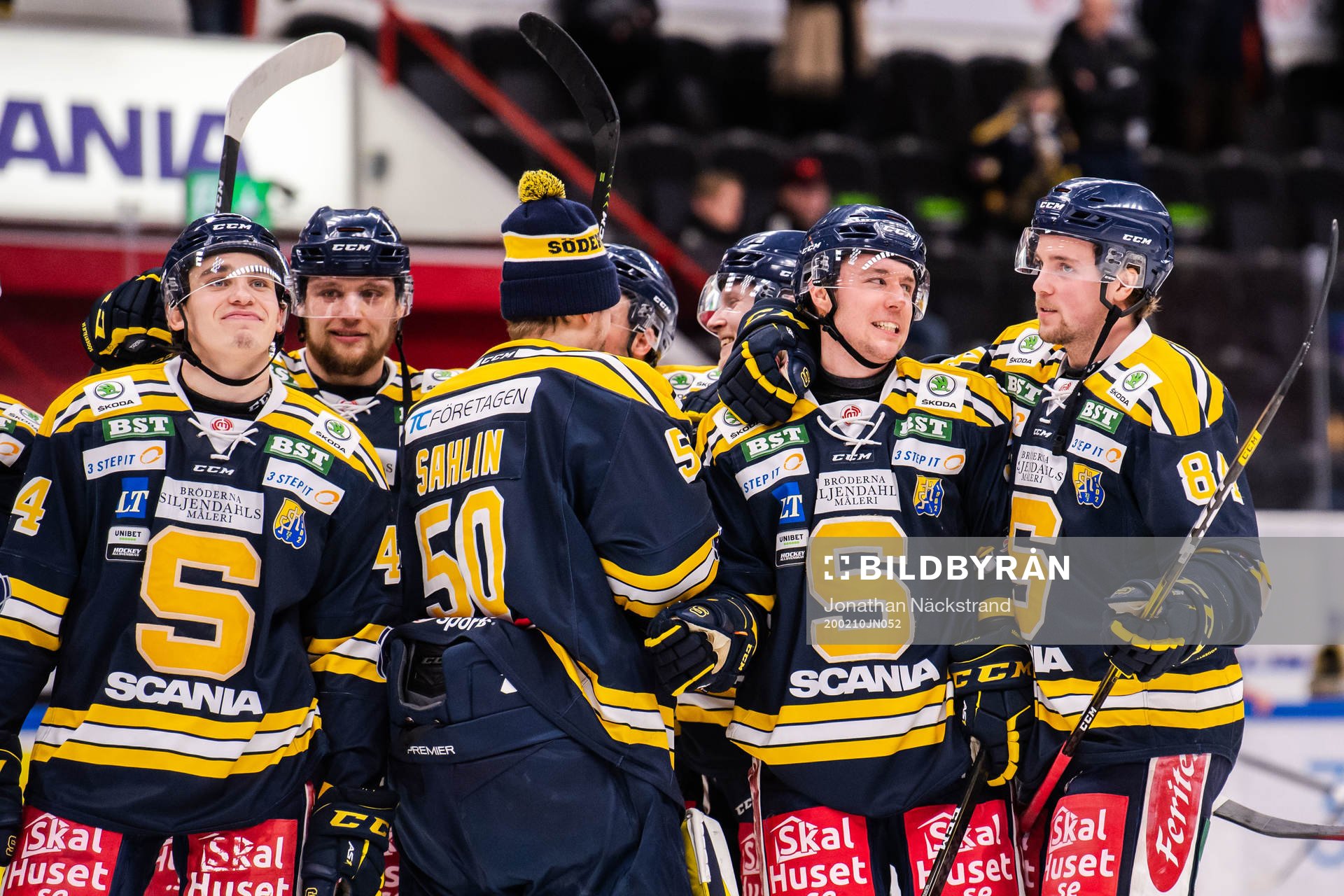 Södertäljes Sebastian Walfridsson jublar med lagkamrater