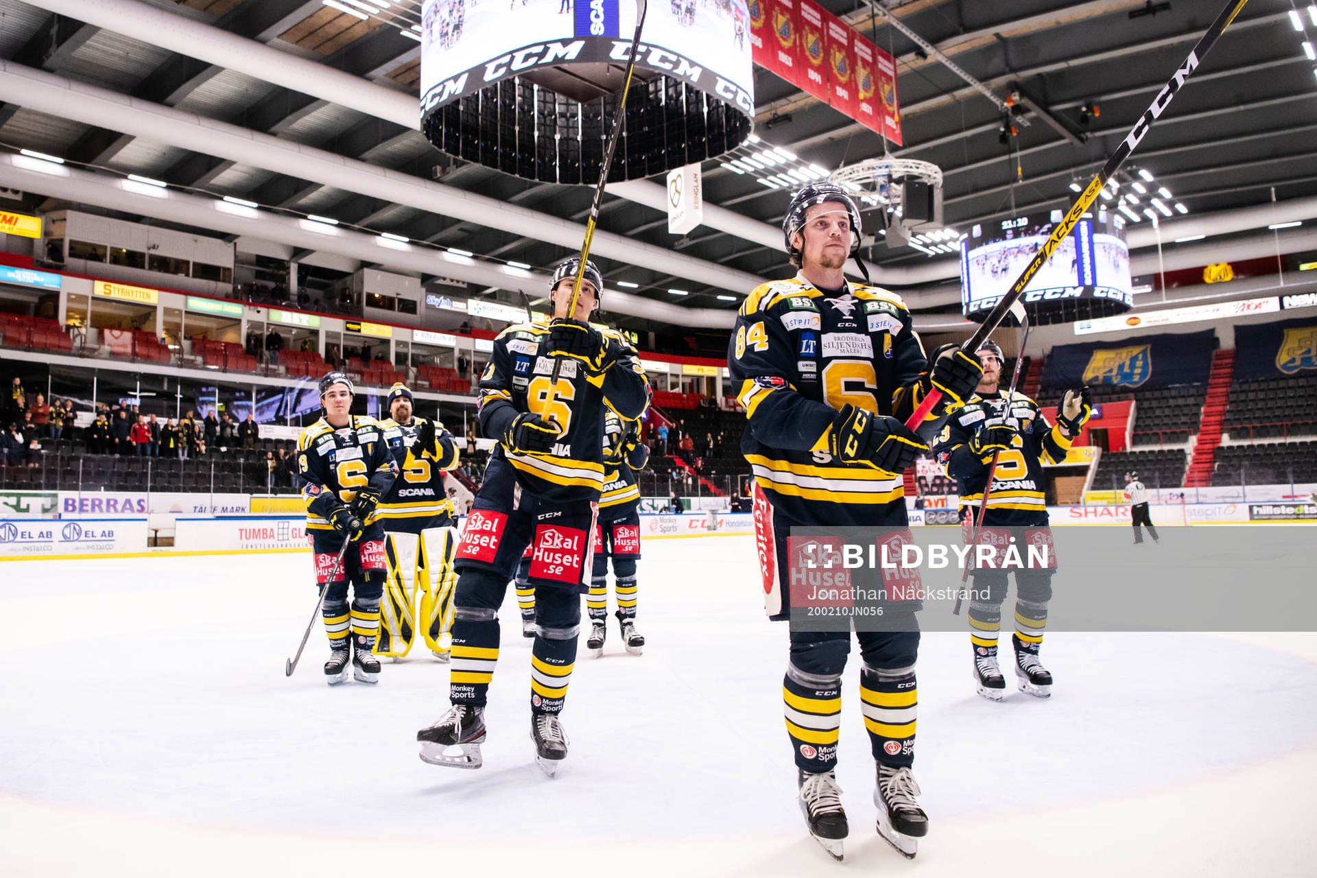 Södertäljes Sebastian Walfridsson jublar mot supportrar