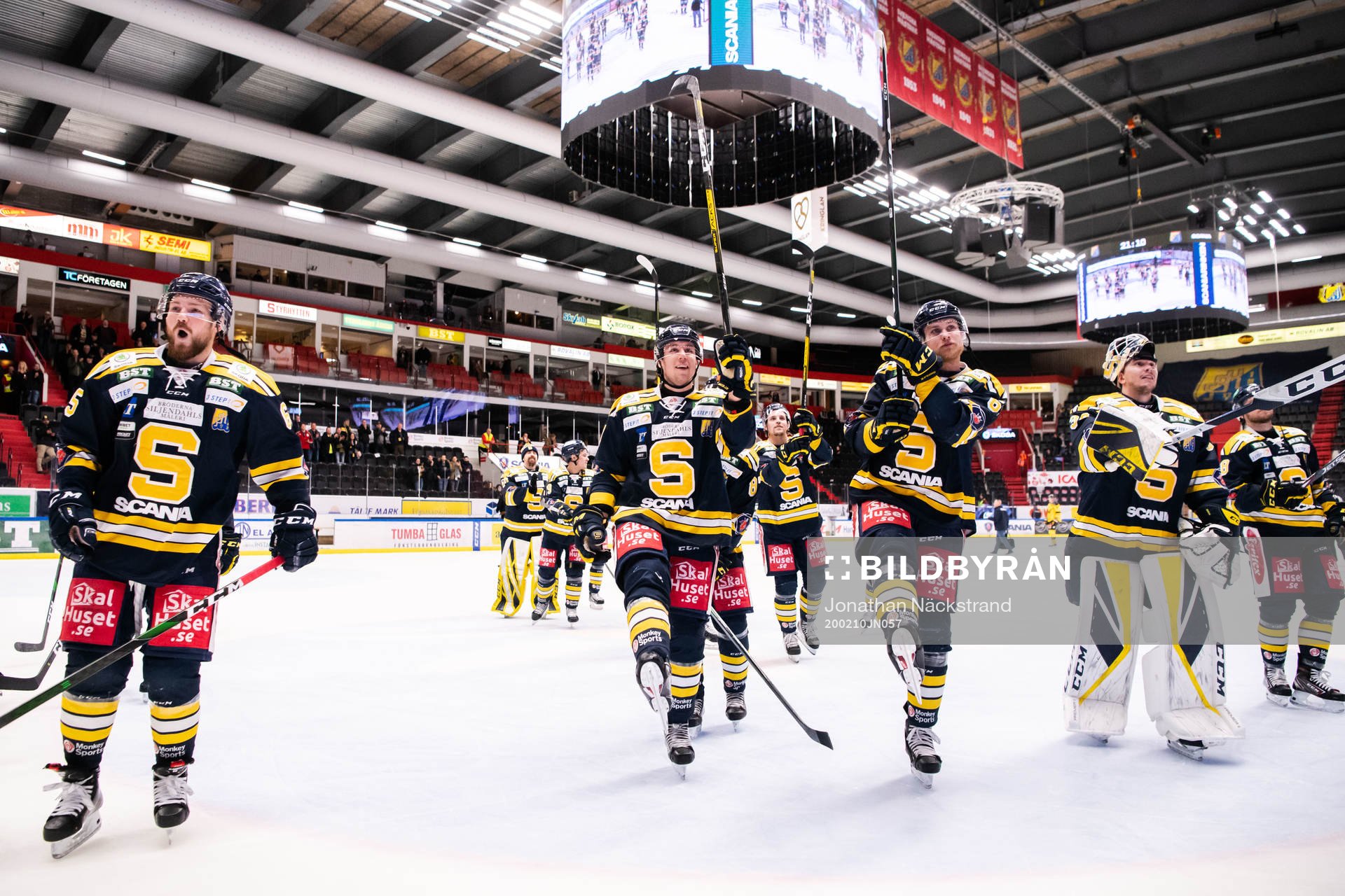 Södertäljes spelare jublar mot supportrar