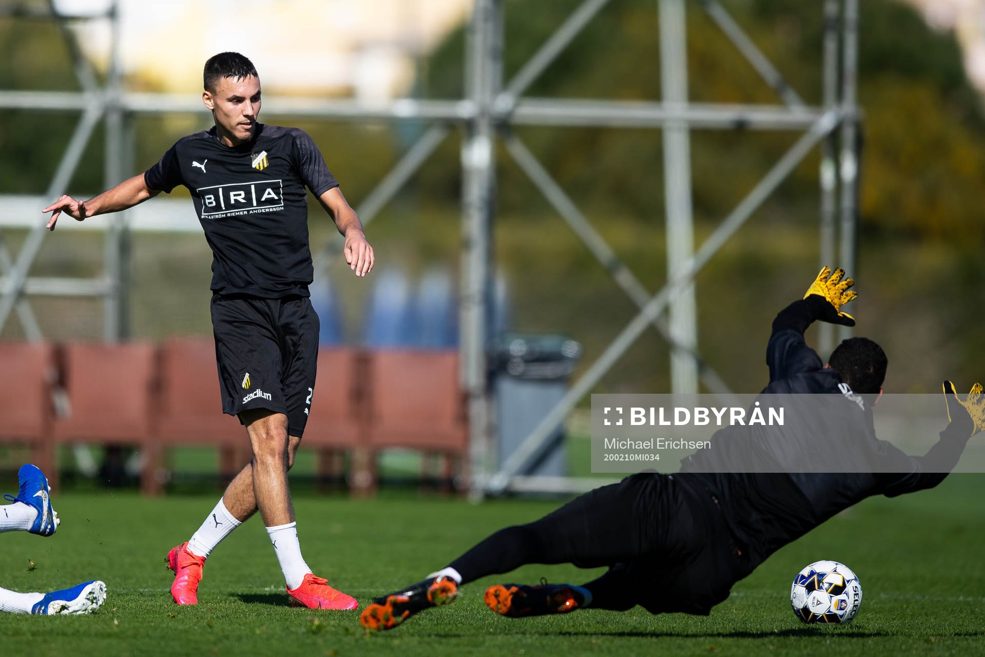 Häckens Ali Youssef mot målvakt Jonathan Rasheed